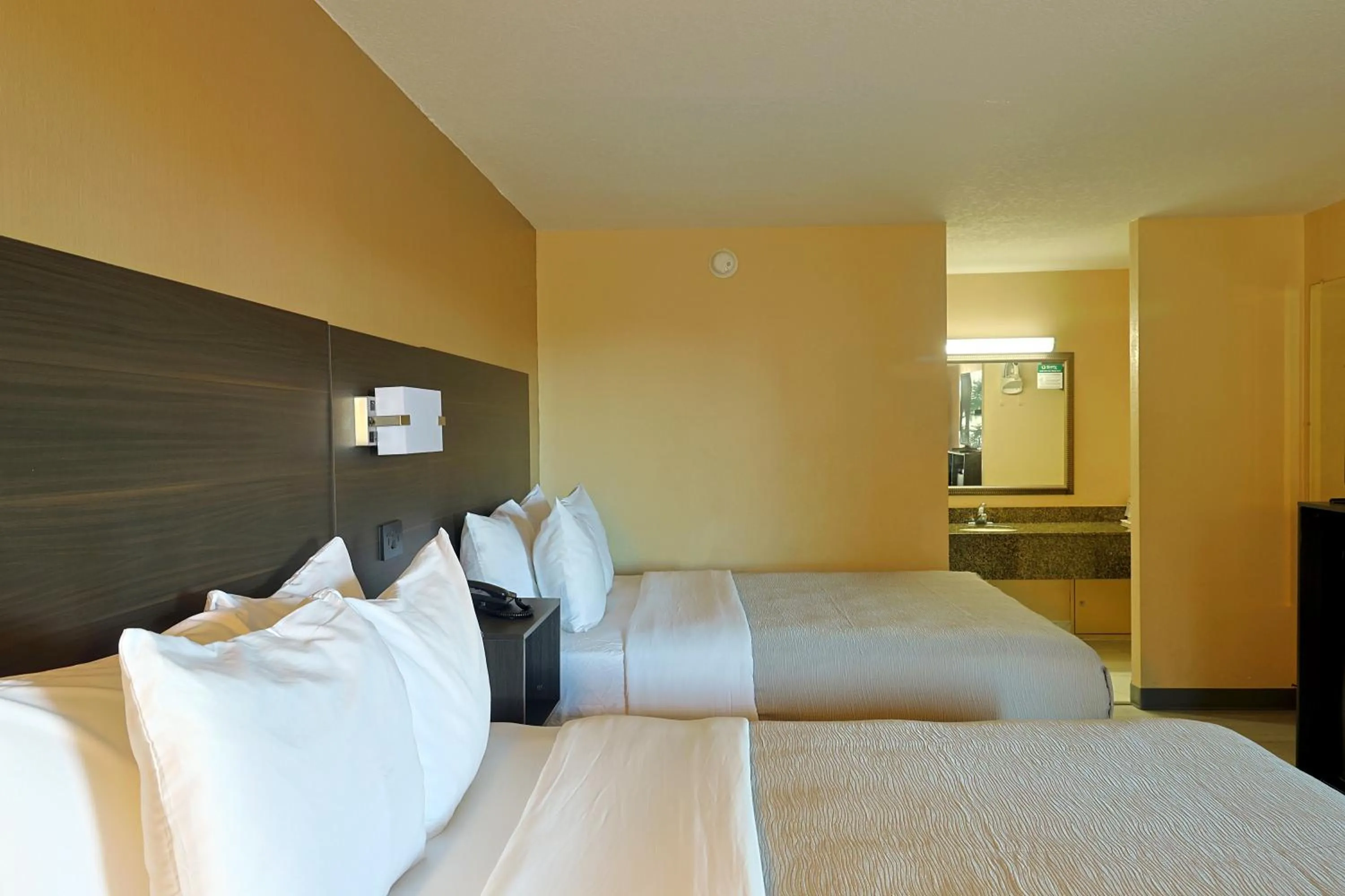 Bed in Quality Inn Kennedy Space Center