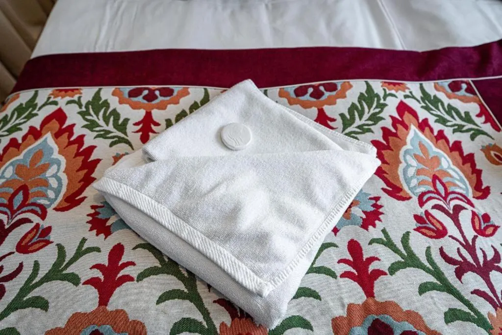 towels, Bed in Pensjonat Dawidek