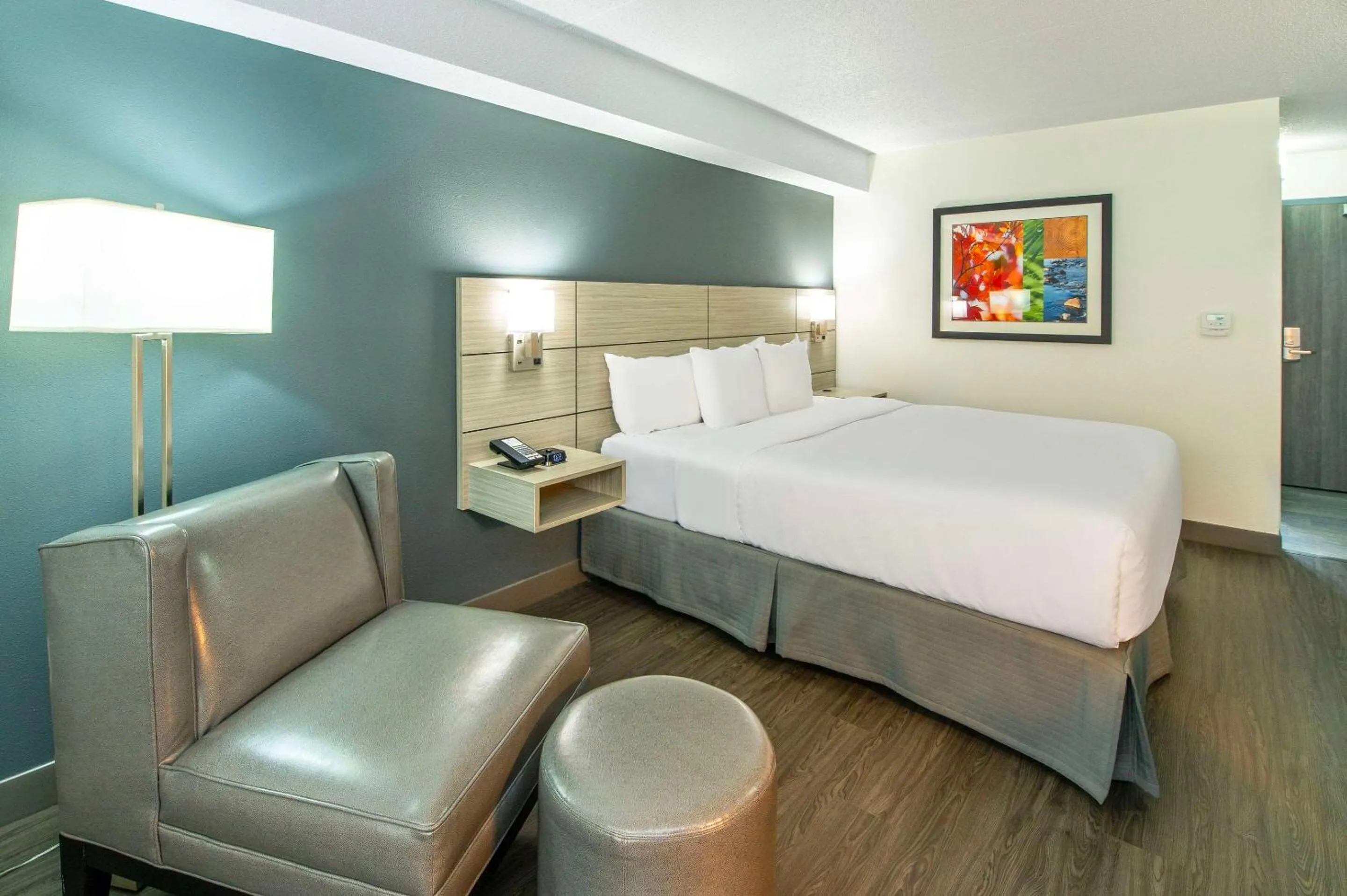 Seating area, Bed in Quality Inn