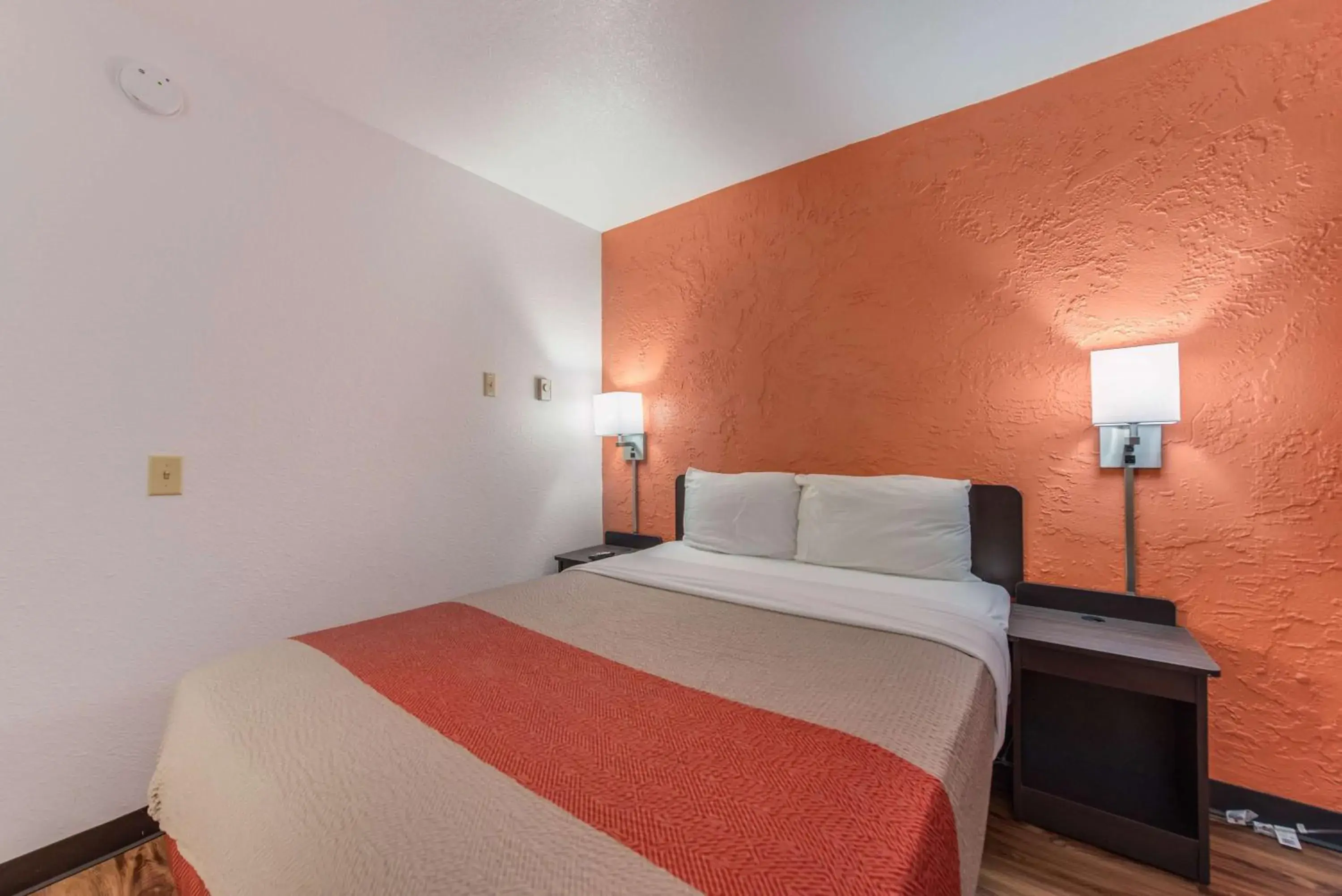 Bedroom, Bed in Motel 6-Saint Paul, MN - I-94 Bedroom, Bed in Motel 6-Saint Paul, MN - I-94