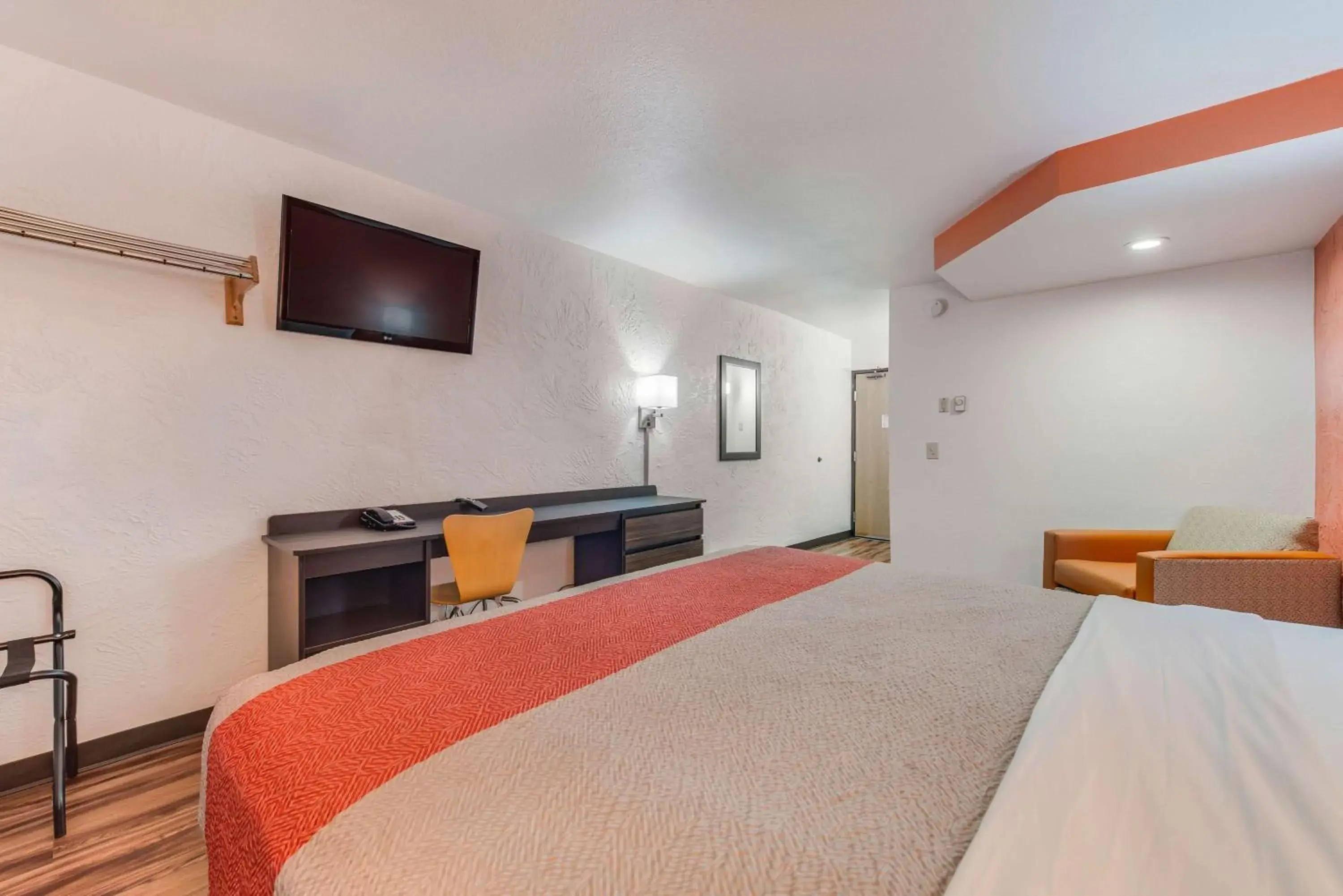 Photo of the whole room, Bed in Motel 6-Saint Paul, MN - I-94 Photo of the whole room, Bed in Motel 6-Saint Paul, MN - I-94