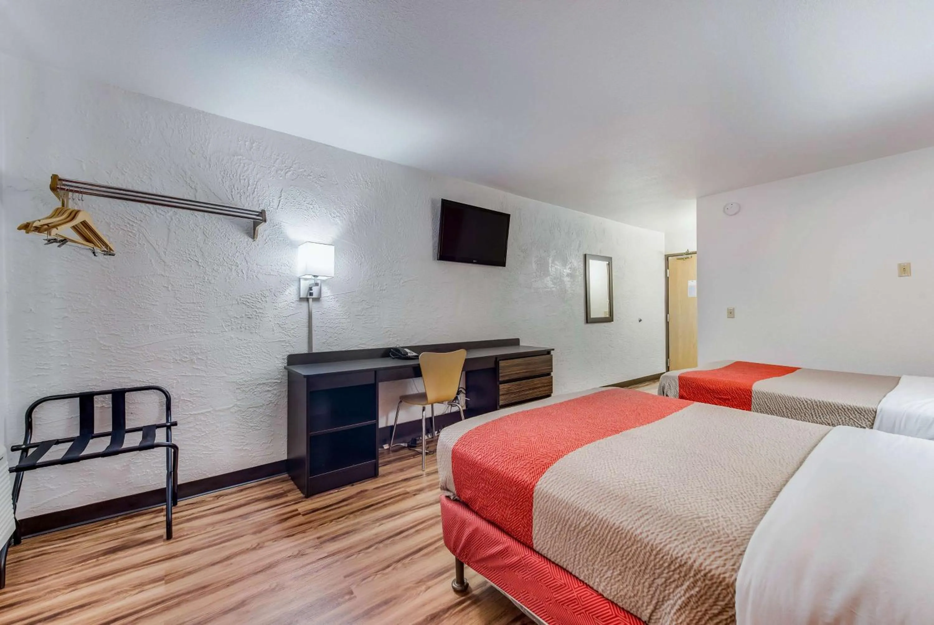Bedroom, Bed in Motel 6-Saint Paul, MN - I-94