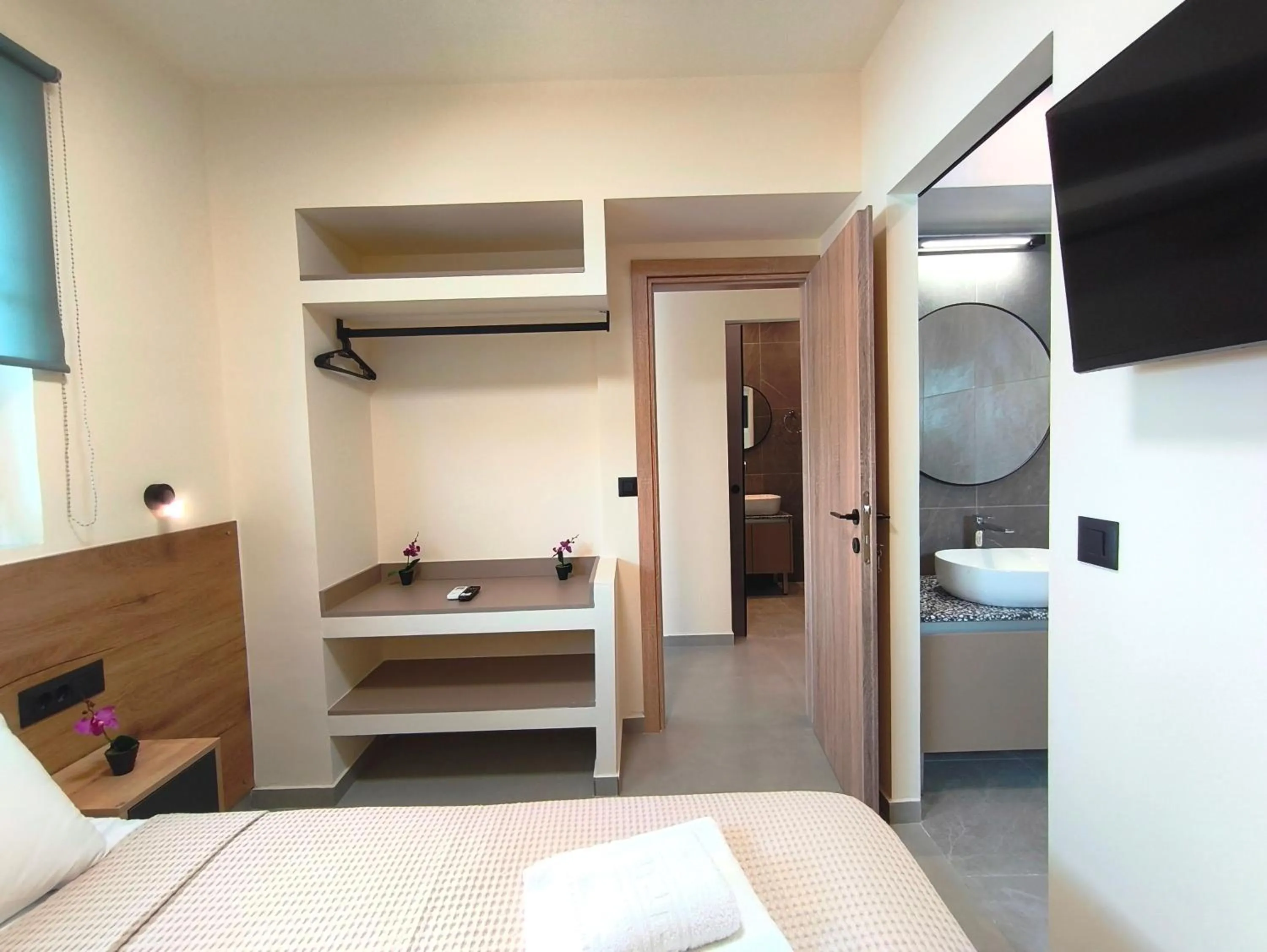 Two-Bedroom Deluxe Apartment with Balcony with Village View - single occupancy in Villa Maroula