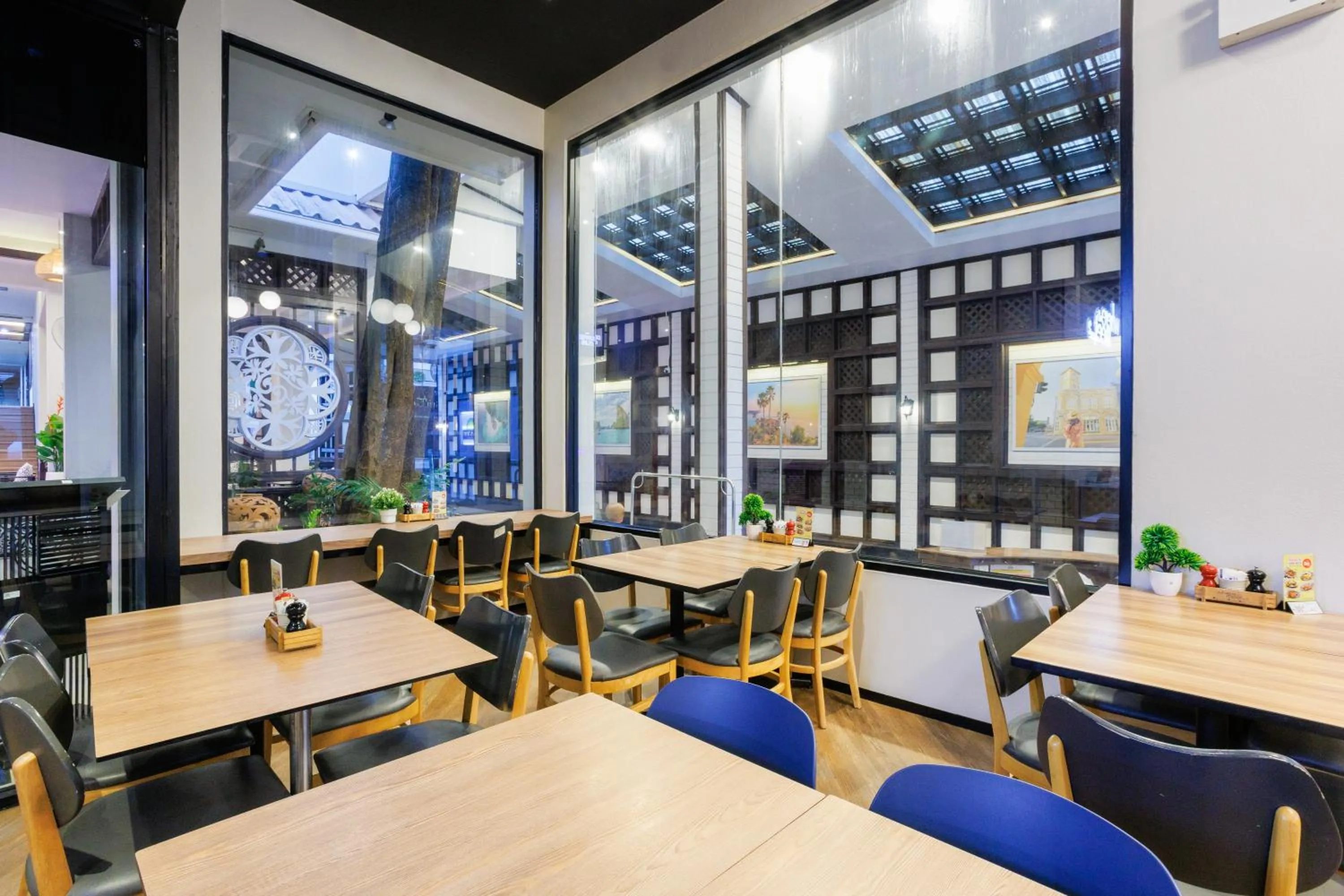 Restaurant/places to eat in Days Inn by Wyndham Patong Beach