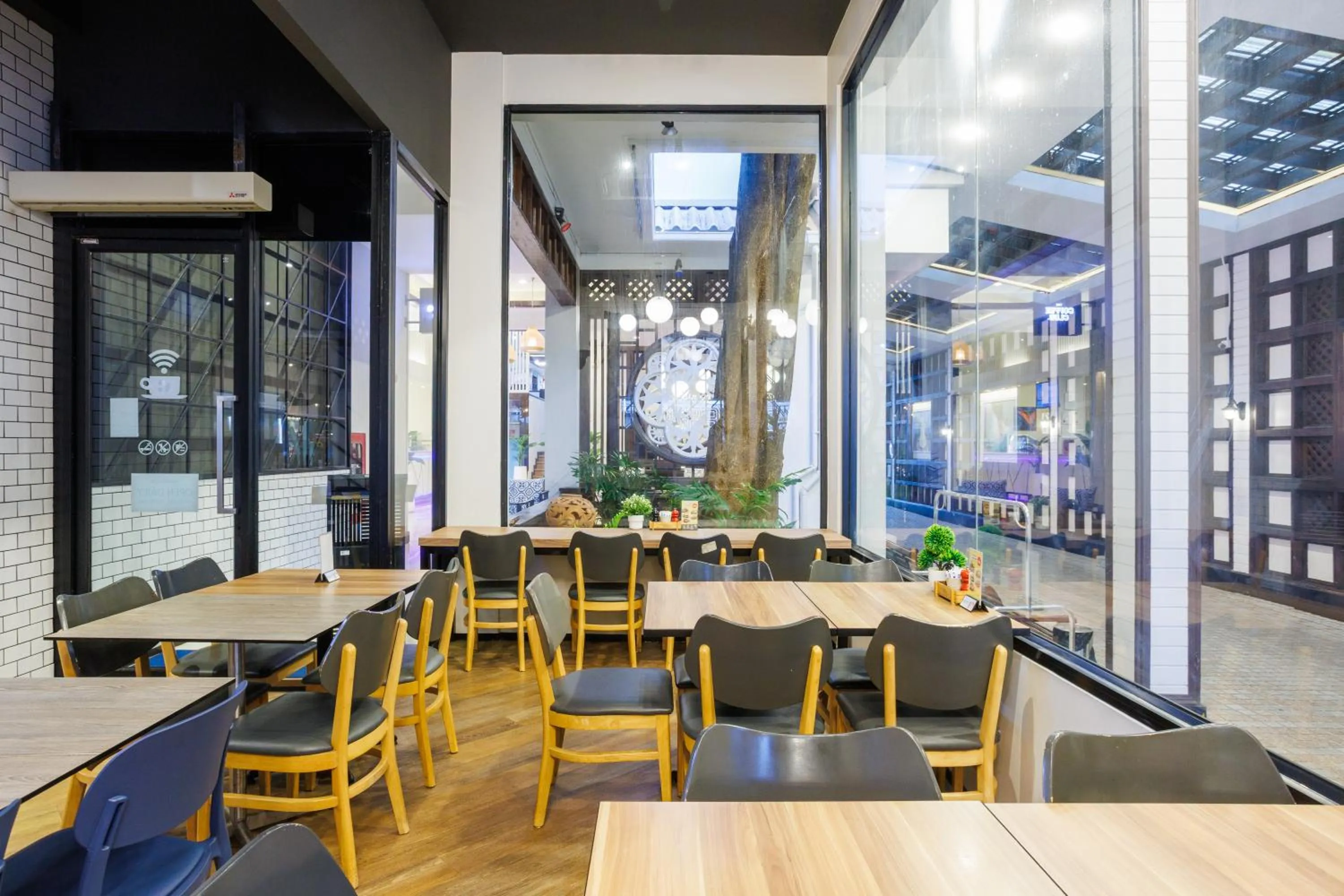 Restaurant/places to eat in Days Inn by Wyndham Patong Beach