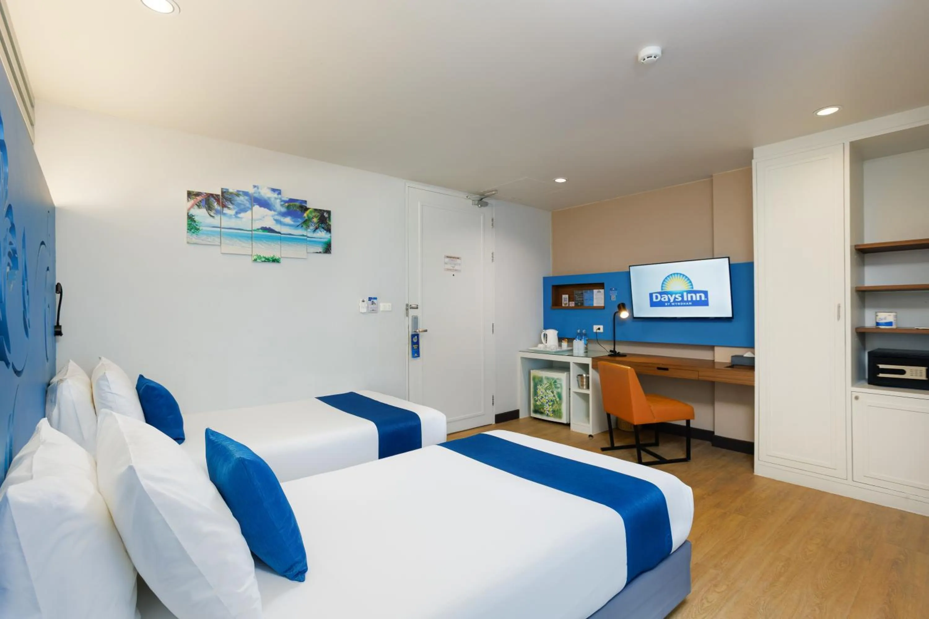 TV and multimedia in Days Inn by Wyndham Patong Beach