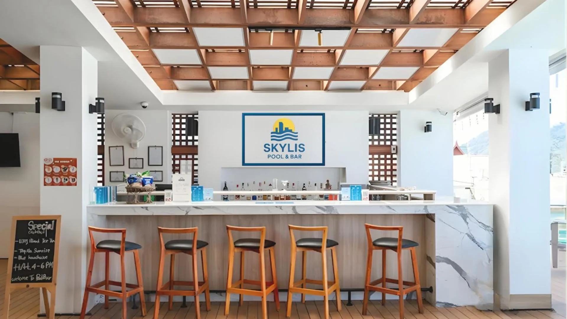 Lounge or bar in Days Inn by Wyndham Patong Beach