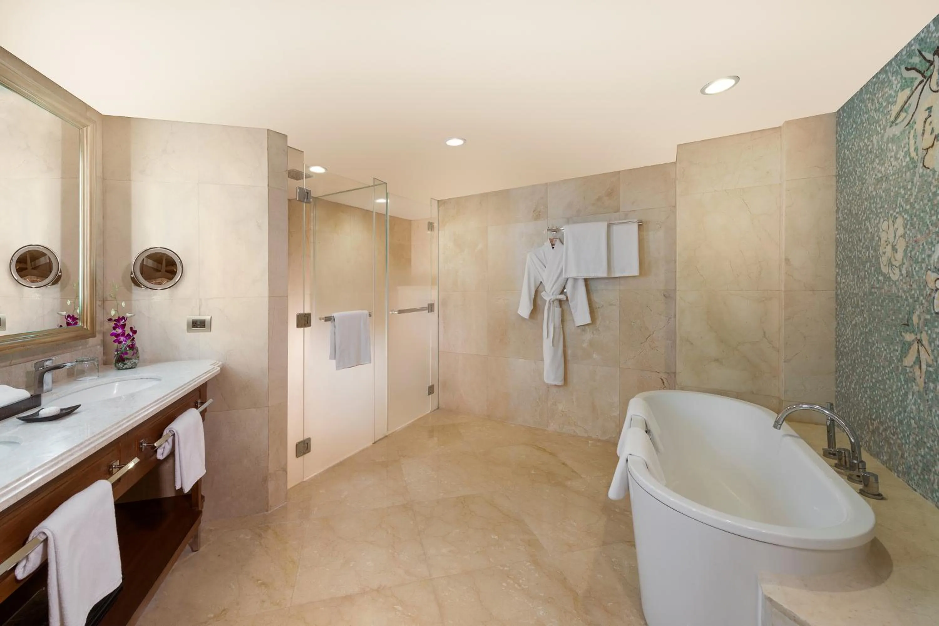 Bathroom in Dusit Thani Manila