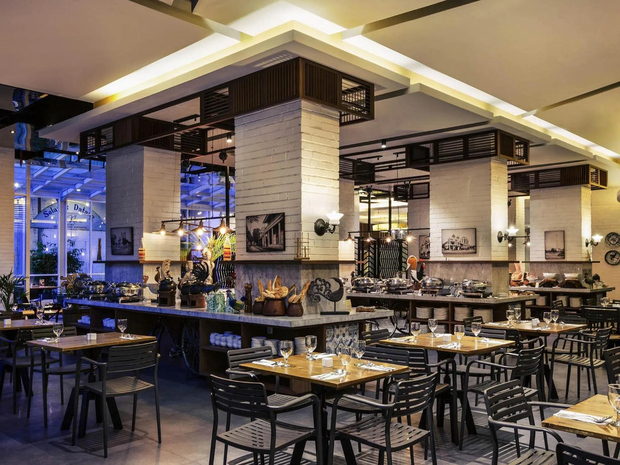 Restaurant/places to eat in Mercure Surabaya Grand Mirama