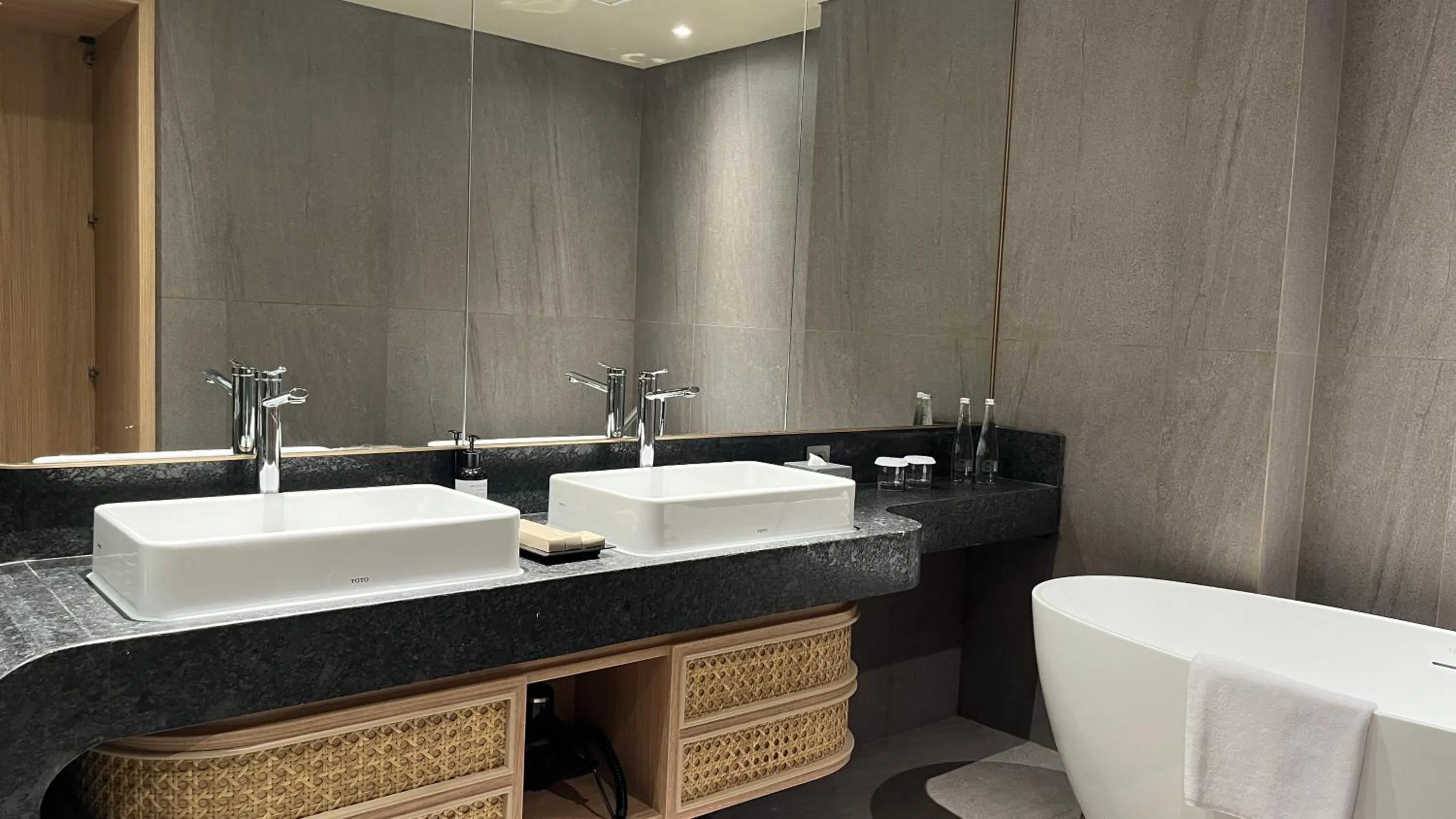 Bathroom in Mercure Surabaya Grand Mirama