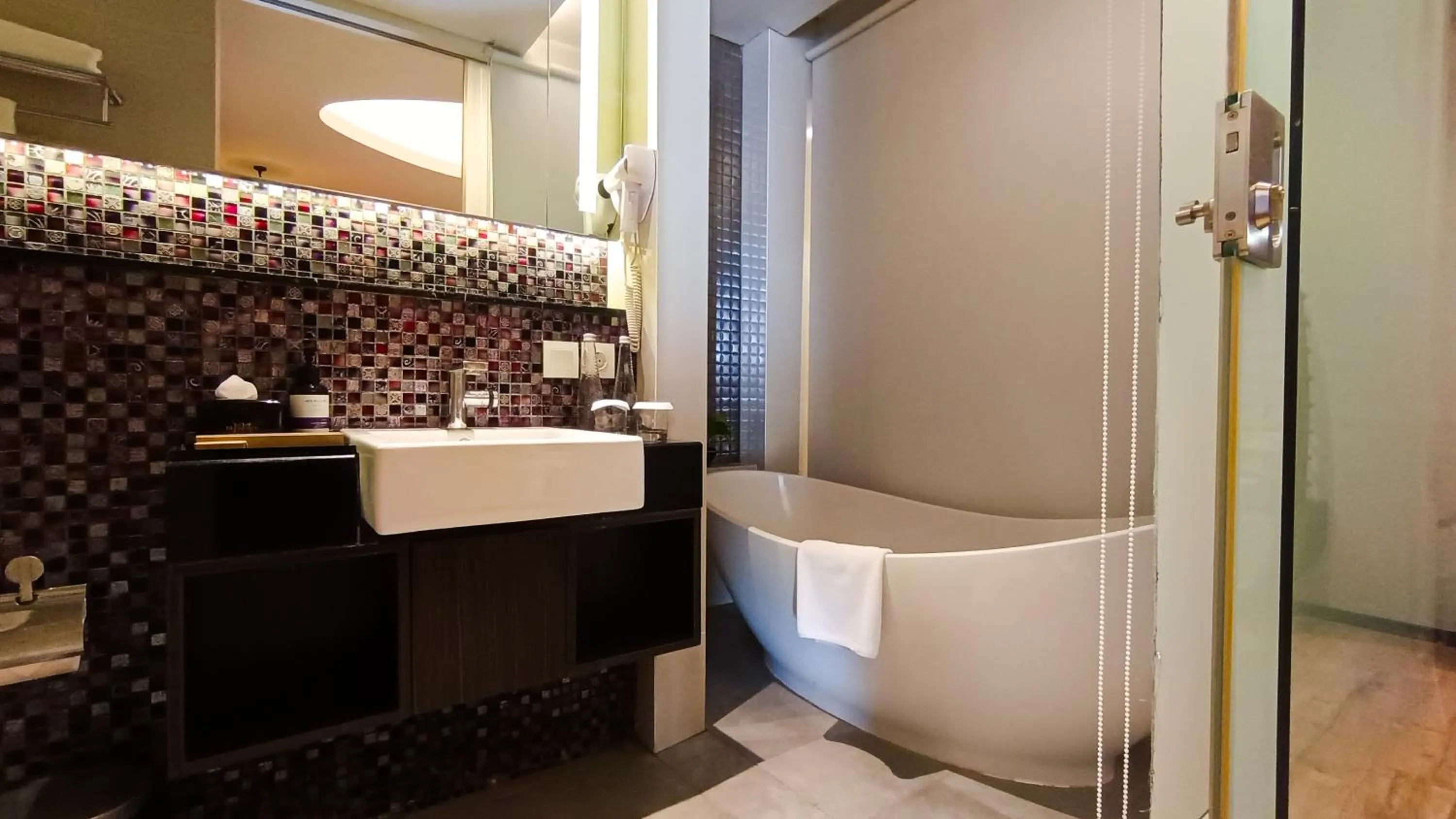 Bathroom in Mercure Surabaya Grand Mirama