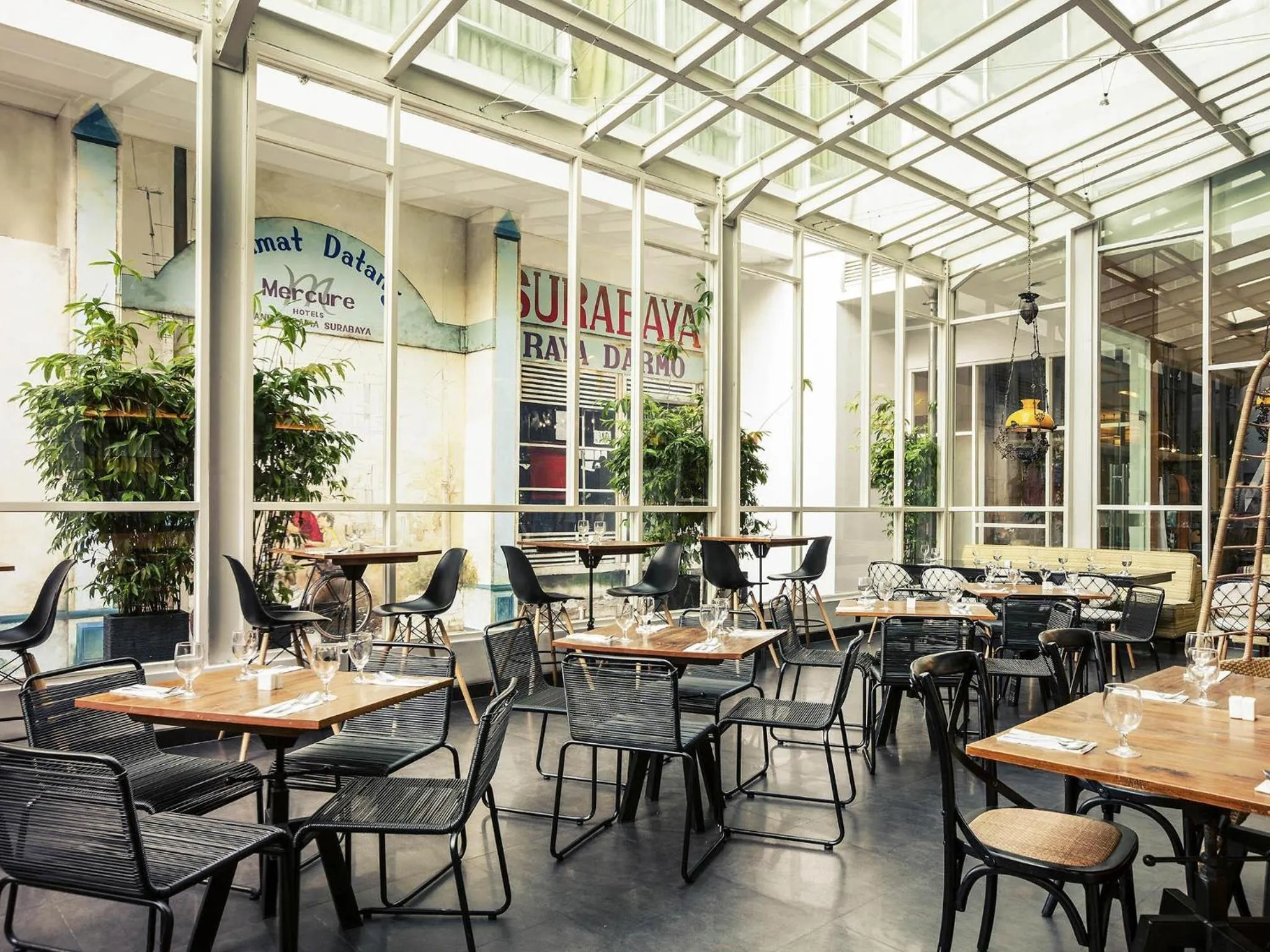 Restaurant/places to eat in Mercure Surabaya Grand Mirama