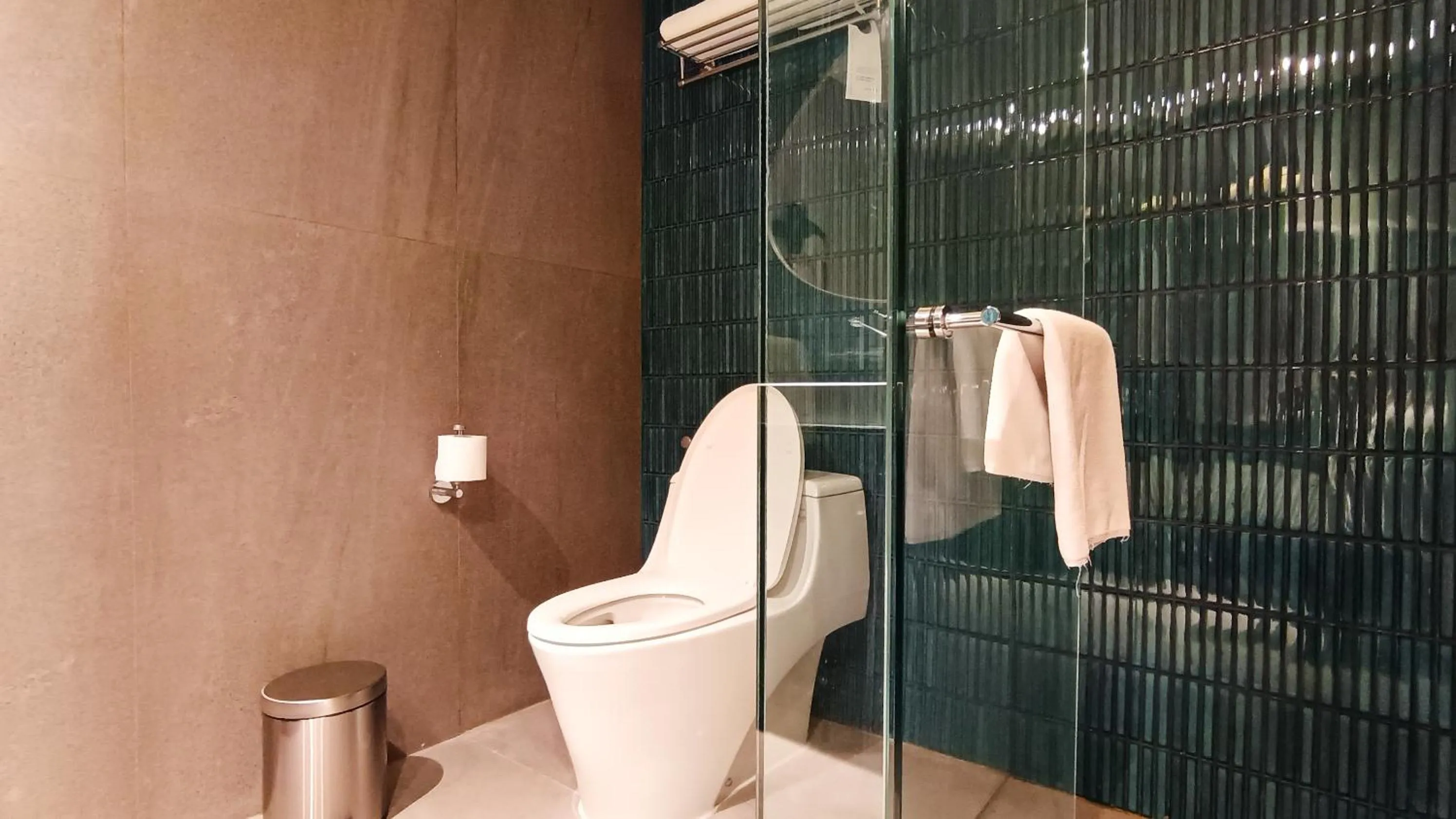 Toilet in Mercure Surabaya Grand Mirama