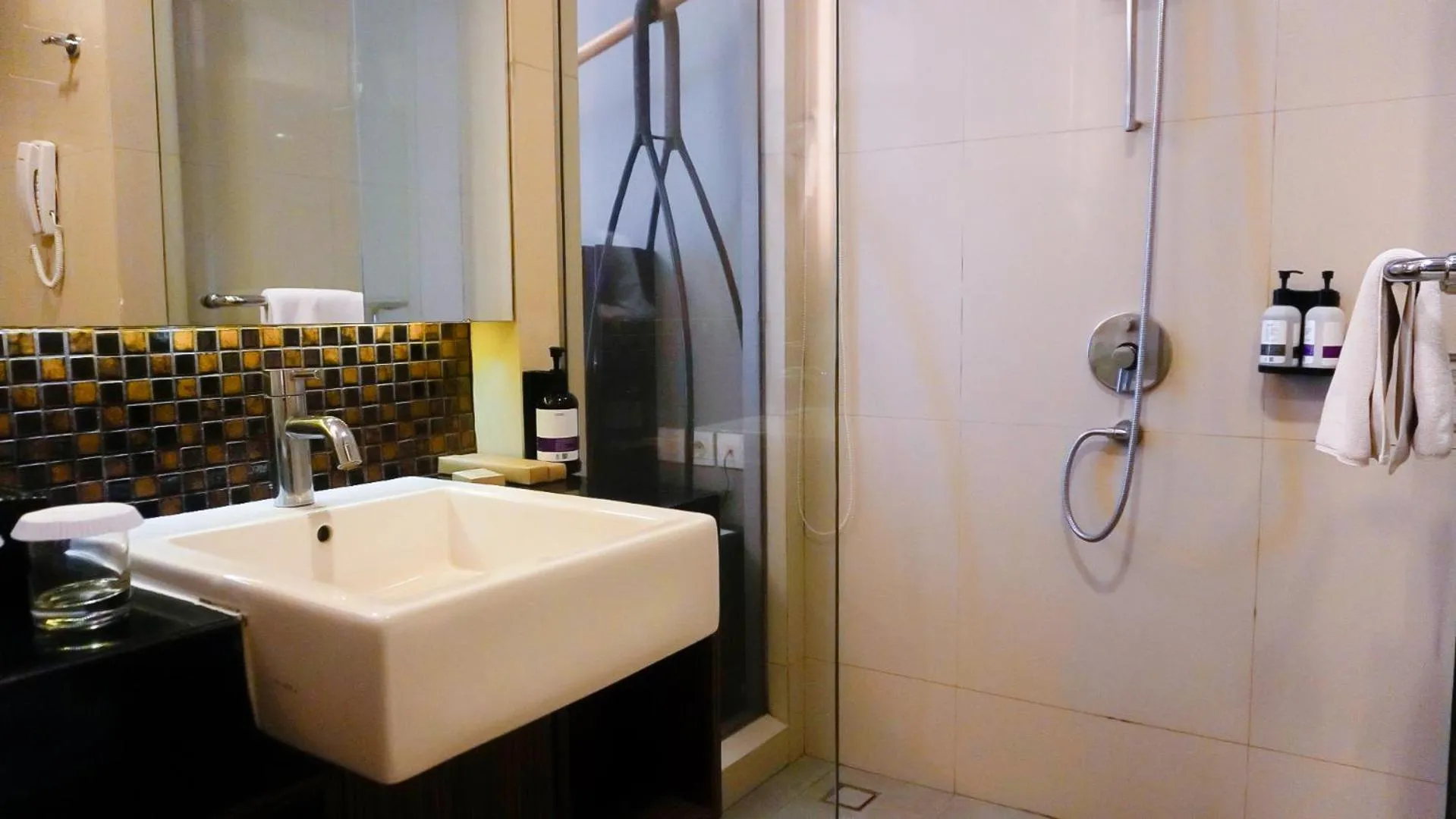 Bathroom in Mercure Surabaya Grand Mirama