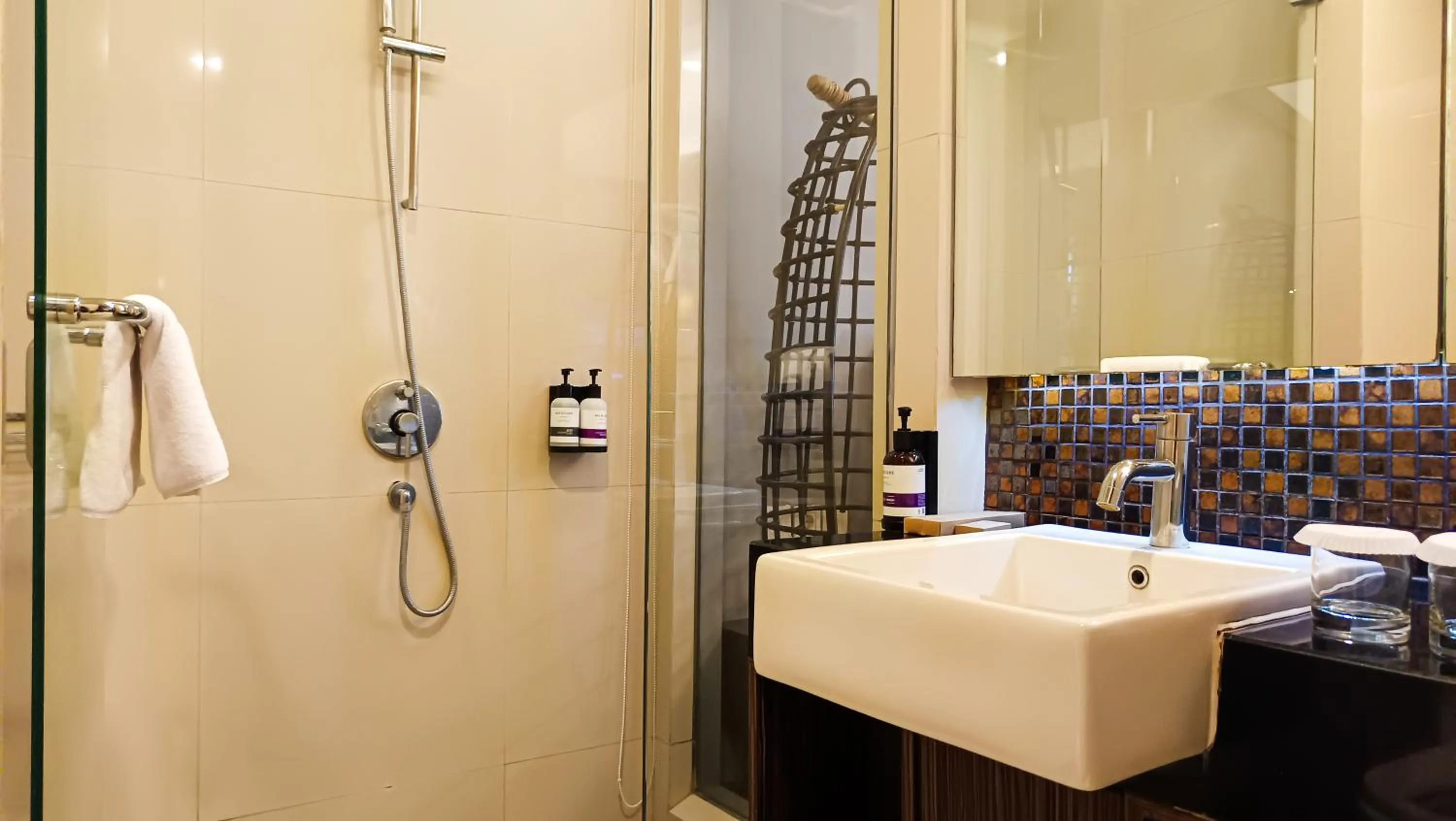 Bathroom in Mercure Surabaya Grand Mirama