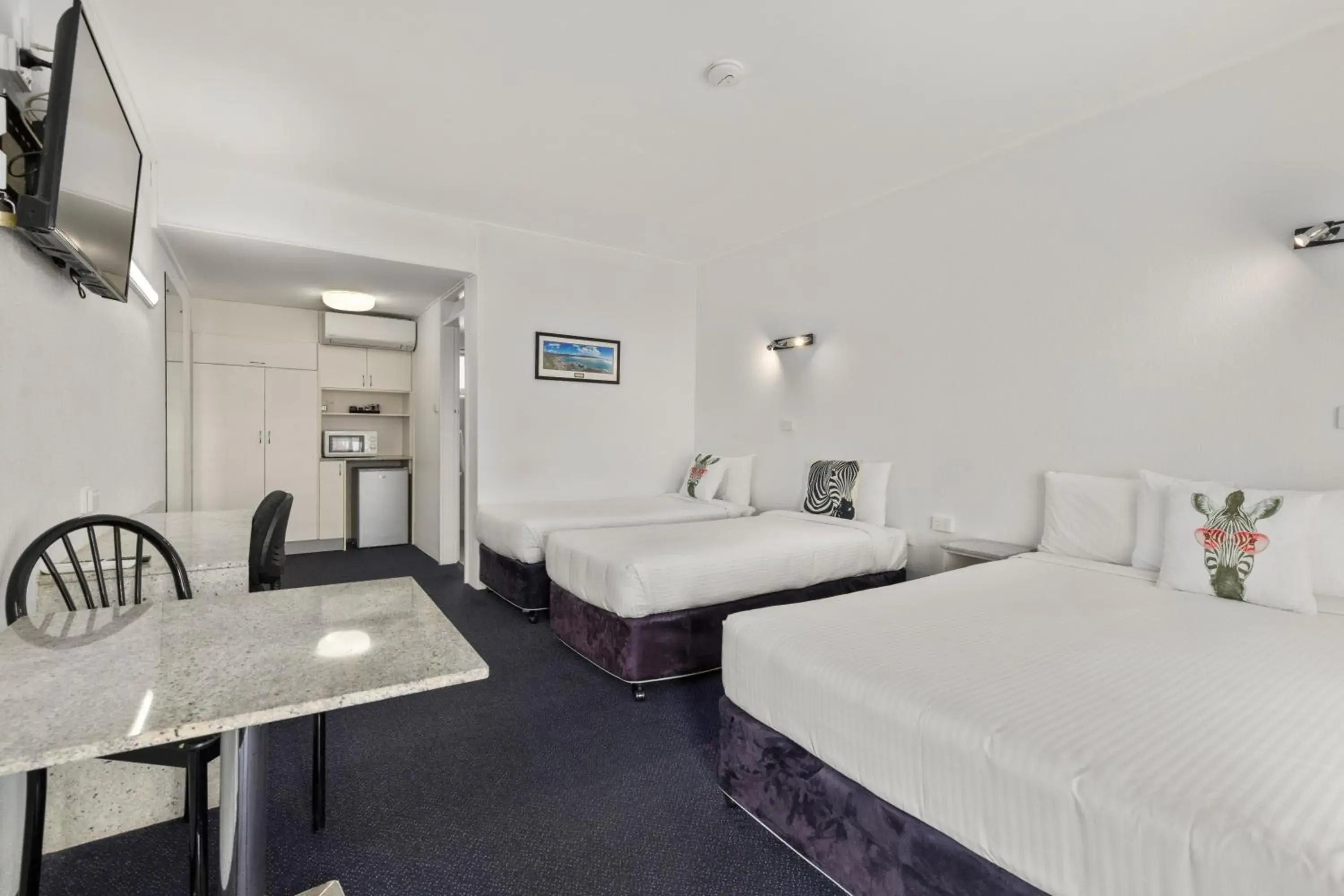 Family, Bed in Zebra Motel Family, Bed in Zebra Motel