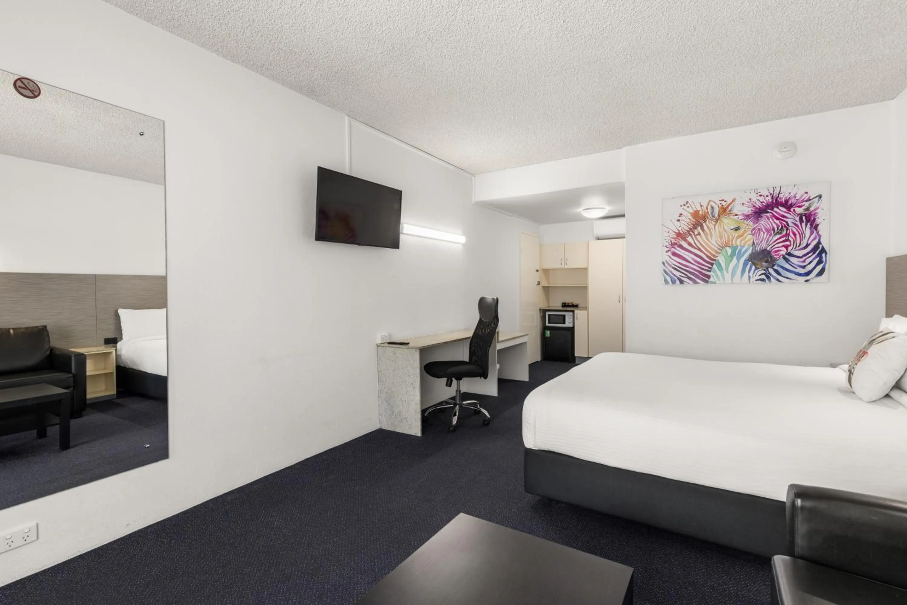 View (from property/room), Bed in Zebra Motel