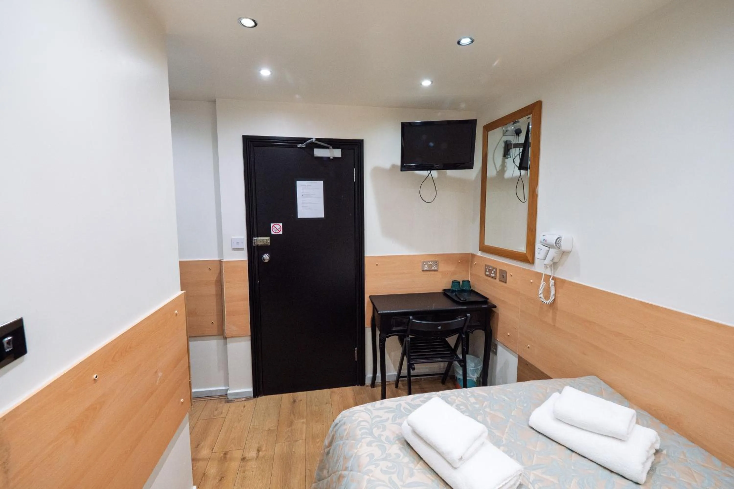 Bedroom, Bed in St George Hotel Paddington