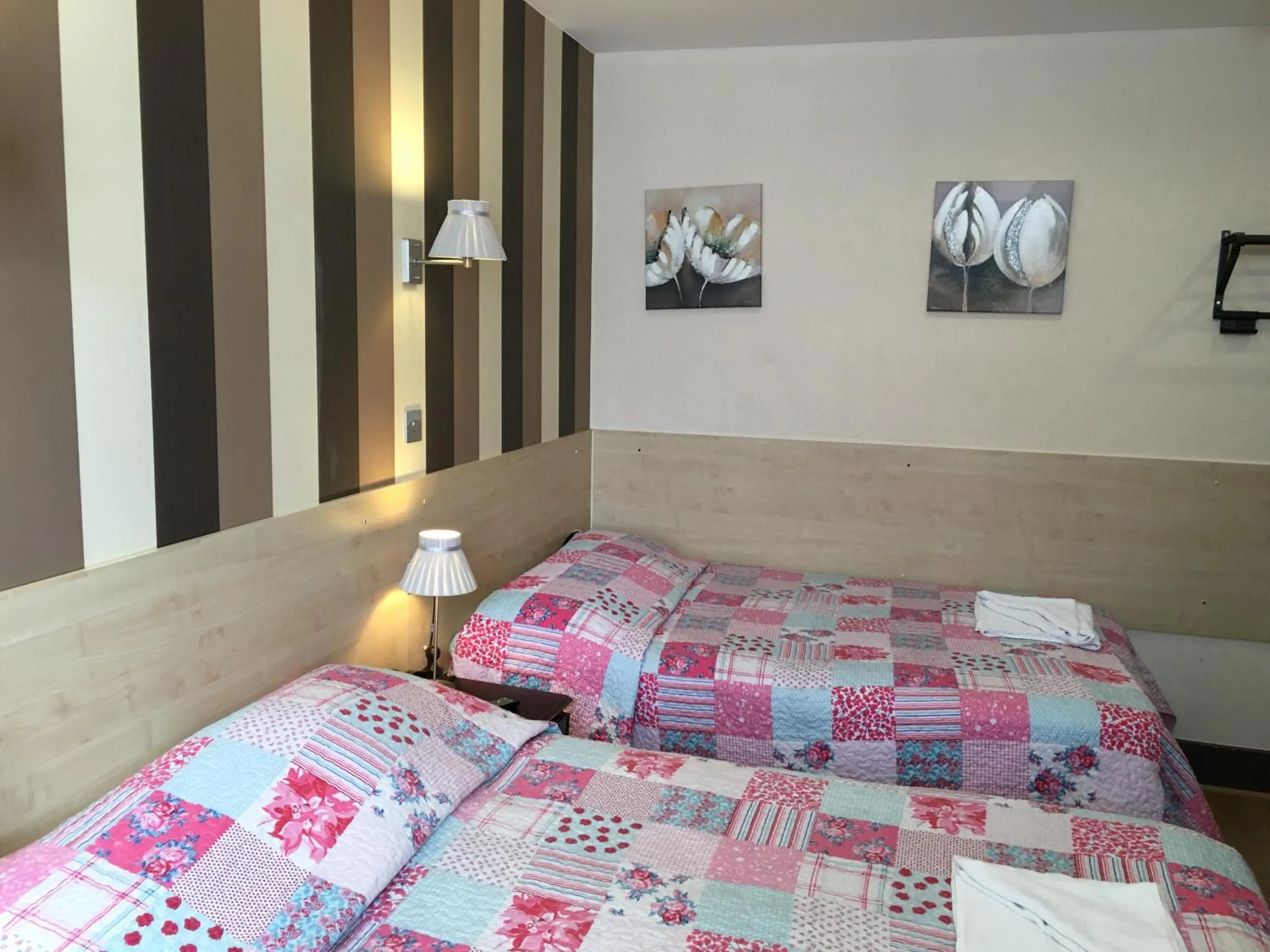 Photo of the whole room, Bed in St George Hotel Paddington