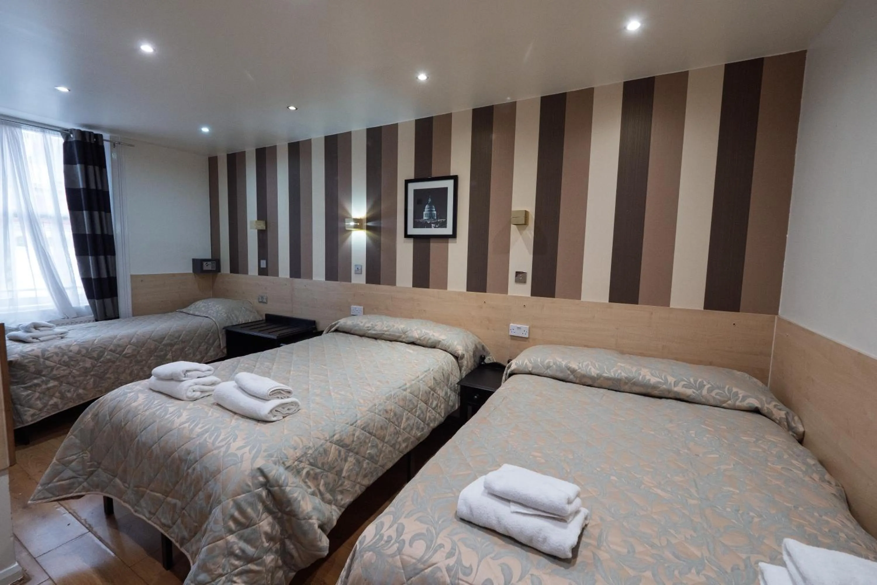 Photo of the whole room, Bed in St George Hotel Paddington