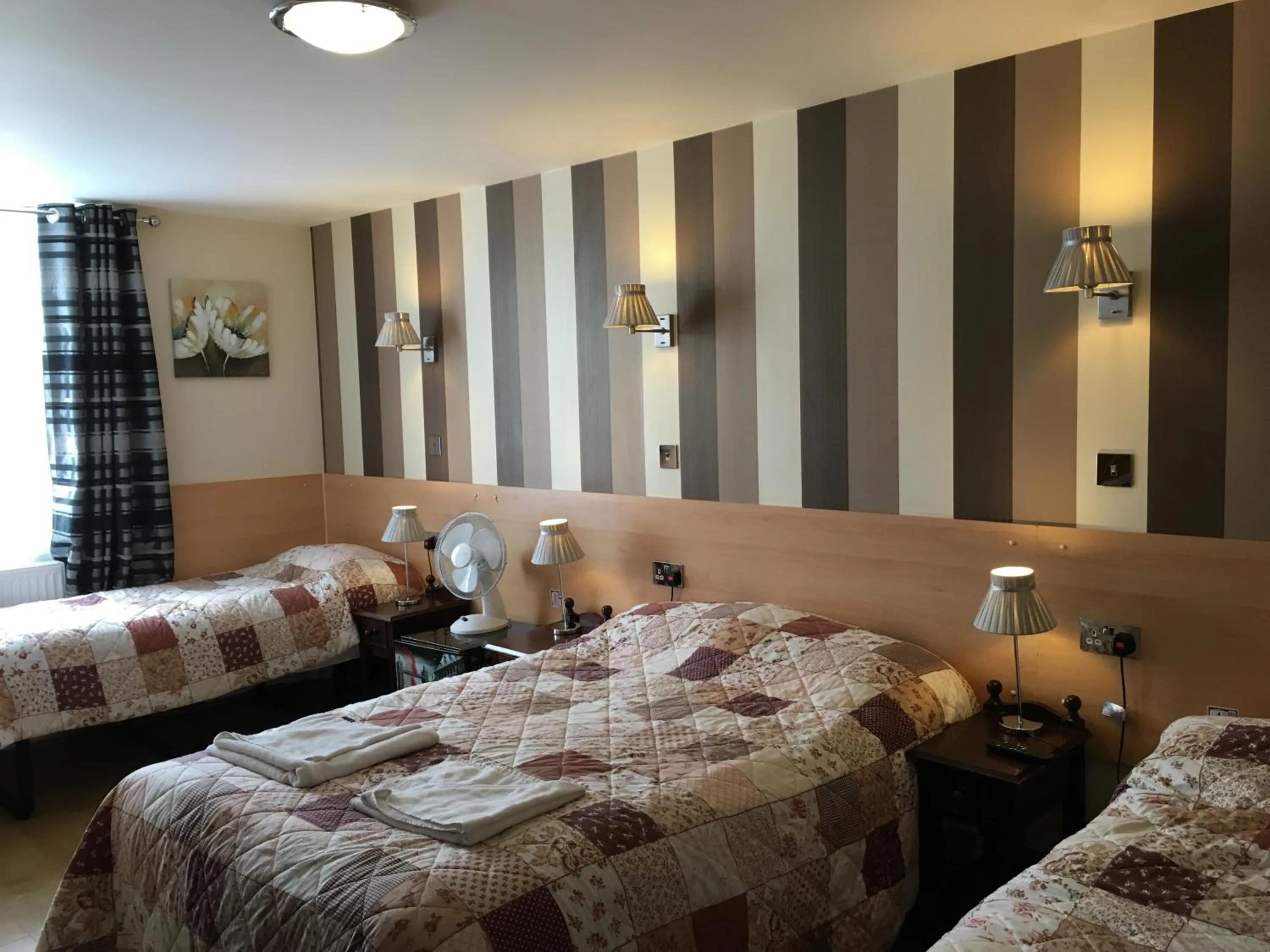 Photo of the whole room, Bed in St George Hotel Paddington