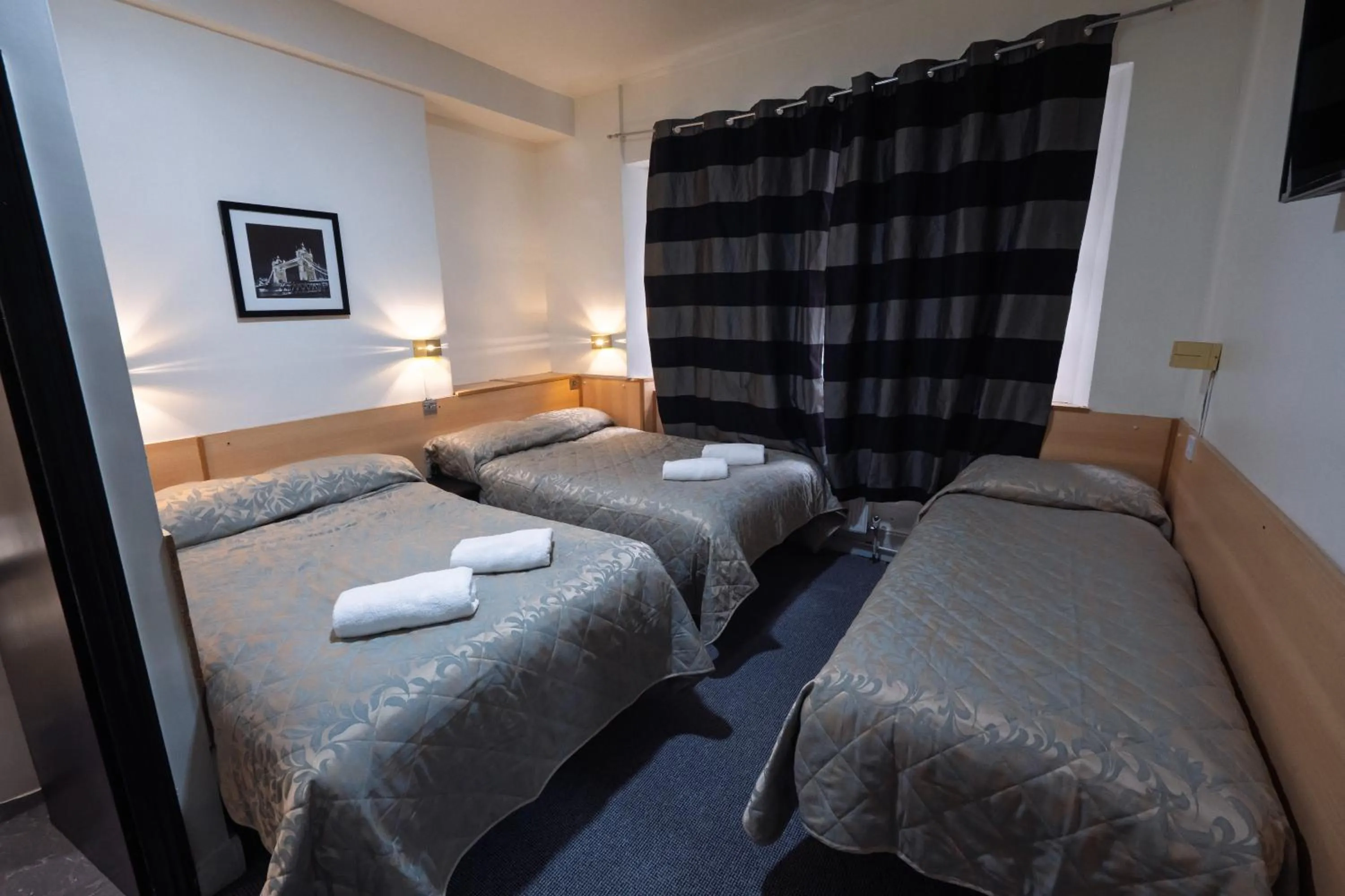 Photo of the whole room, Bed in St George Hotel Paddington