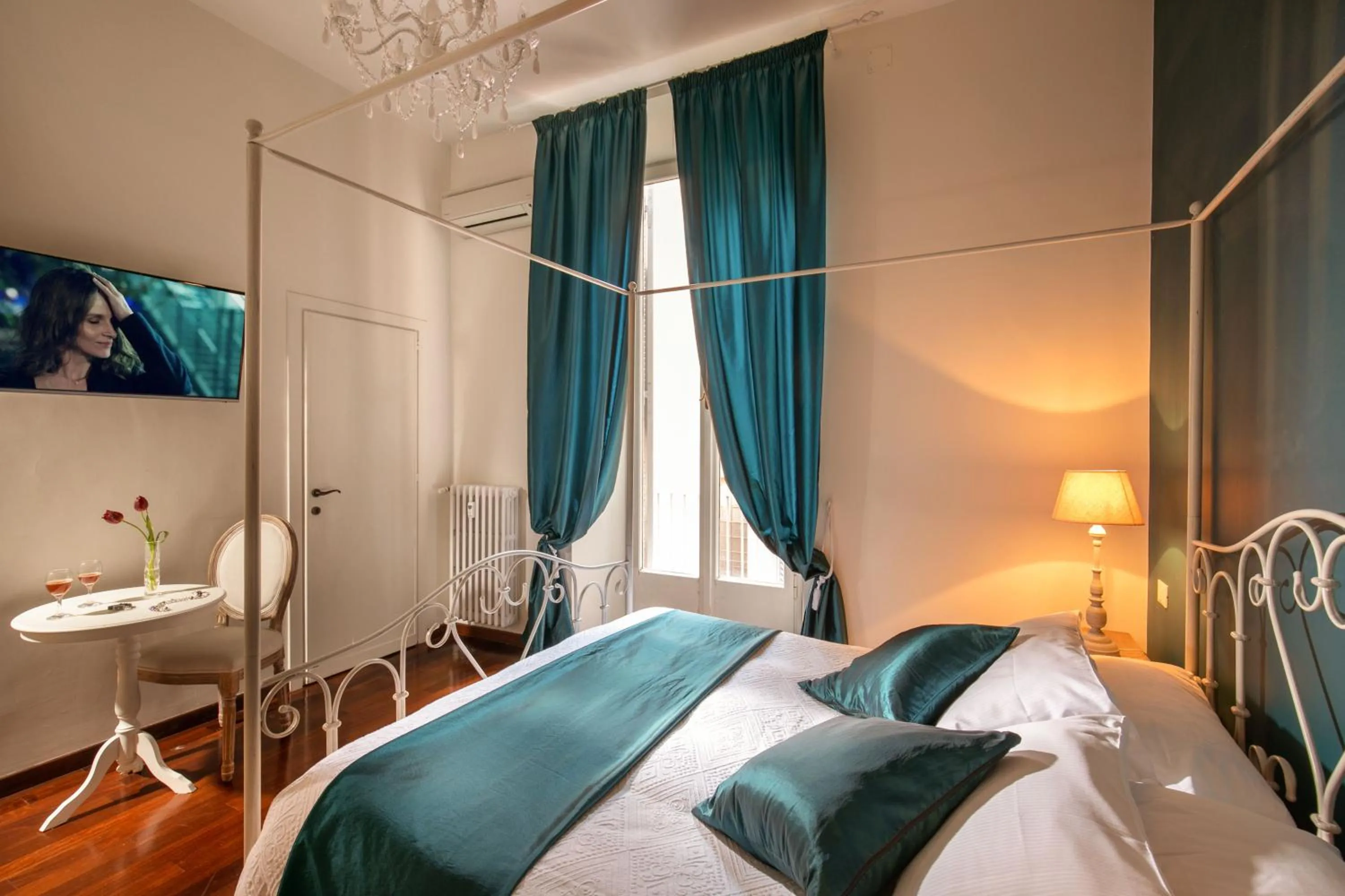 Photo of the whole room, Bed in Avignonesi Suites - CA Domus Collection