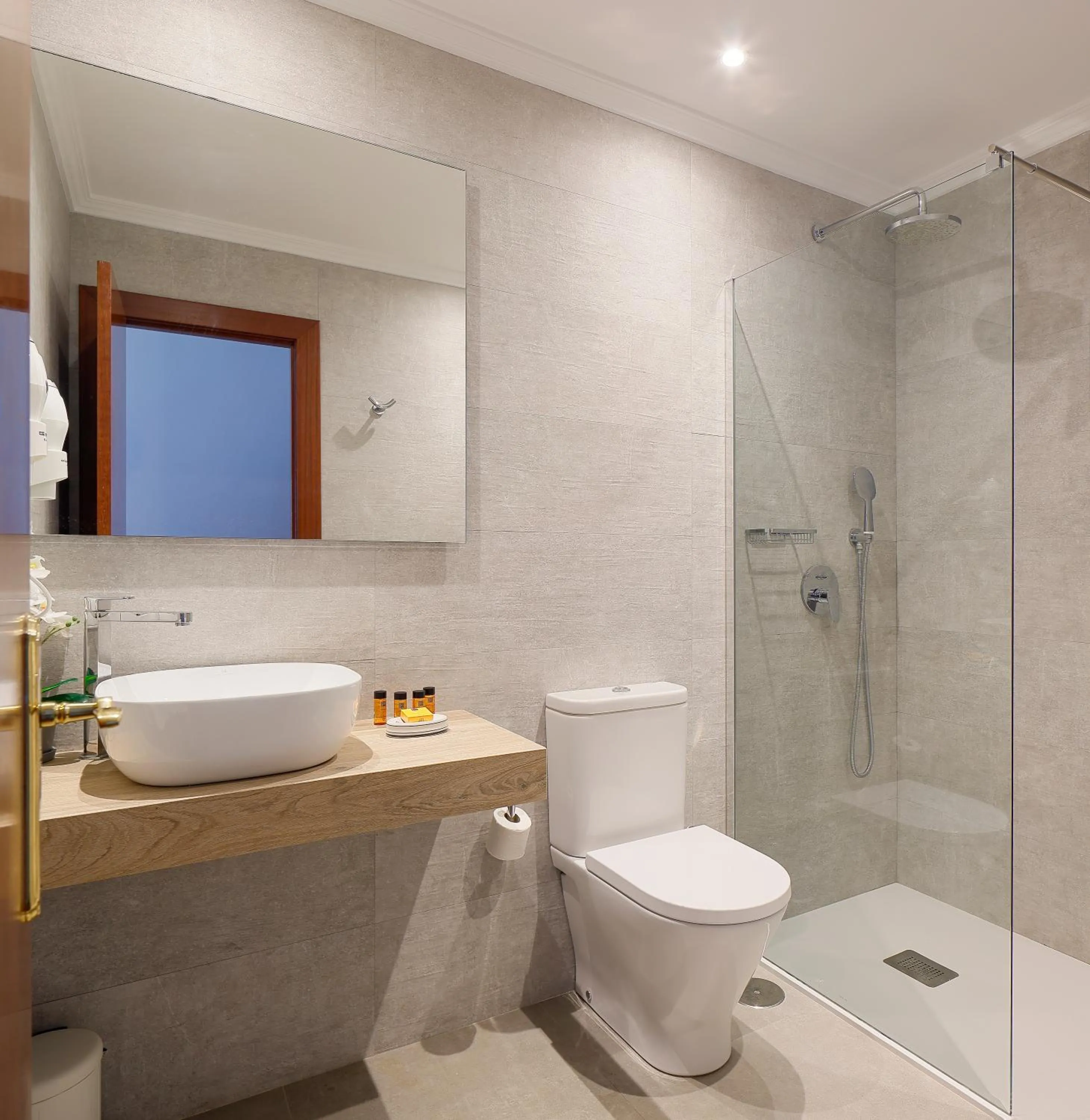 Shower in Hotel Ribadesella Playa