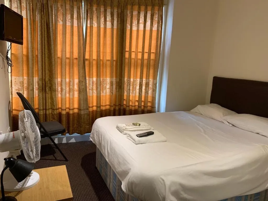 Bedroom, Bed in City Lodge London