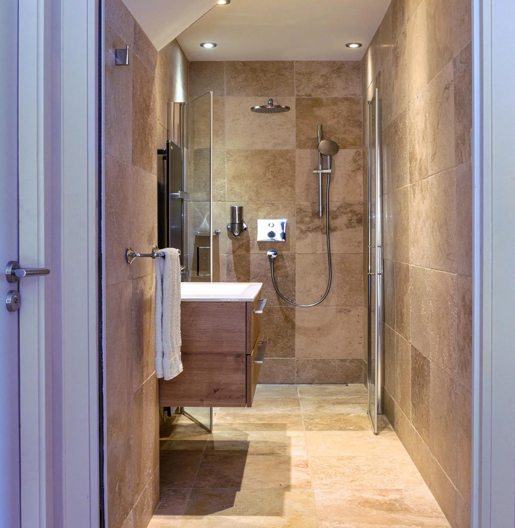 Shower in Château De Massillan