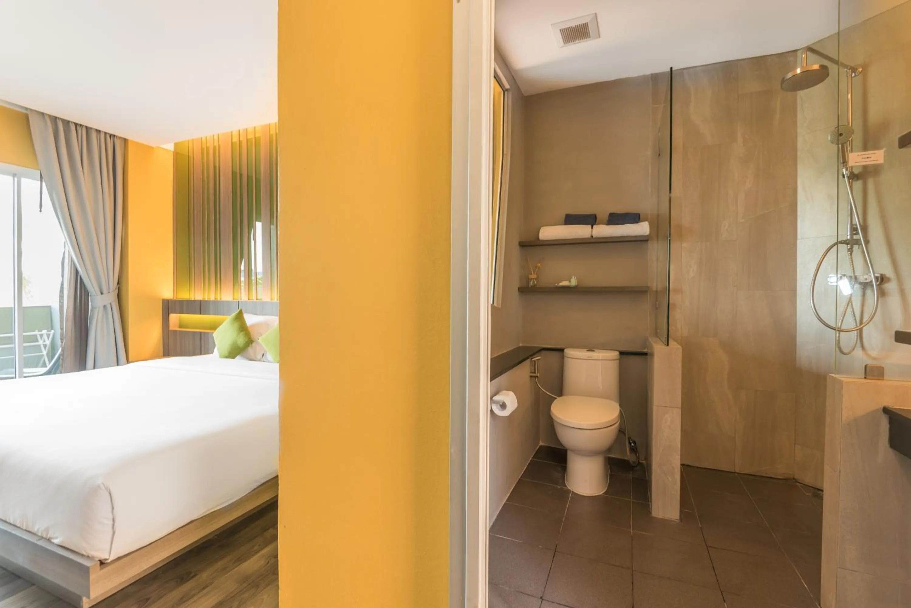 Shower, Bed in Lantana Pattaya - SHA Extra Plus