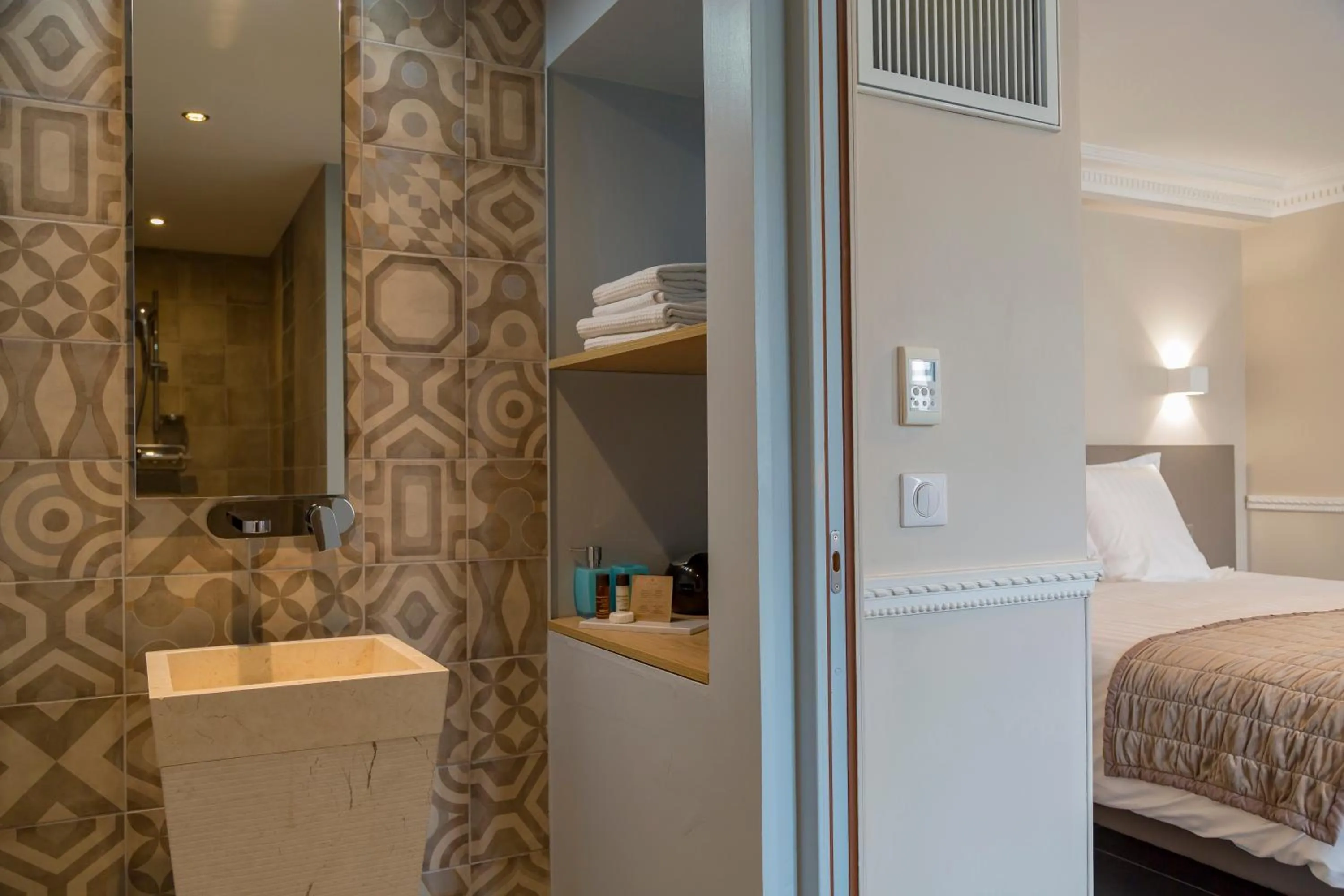 Bathroom, Bed in Hotel Jean Moët