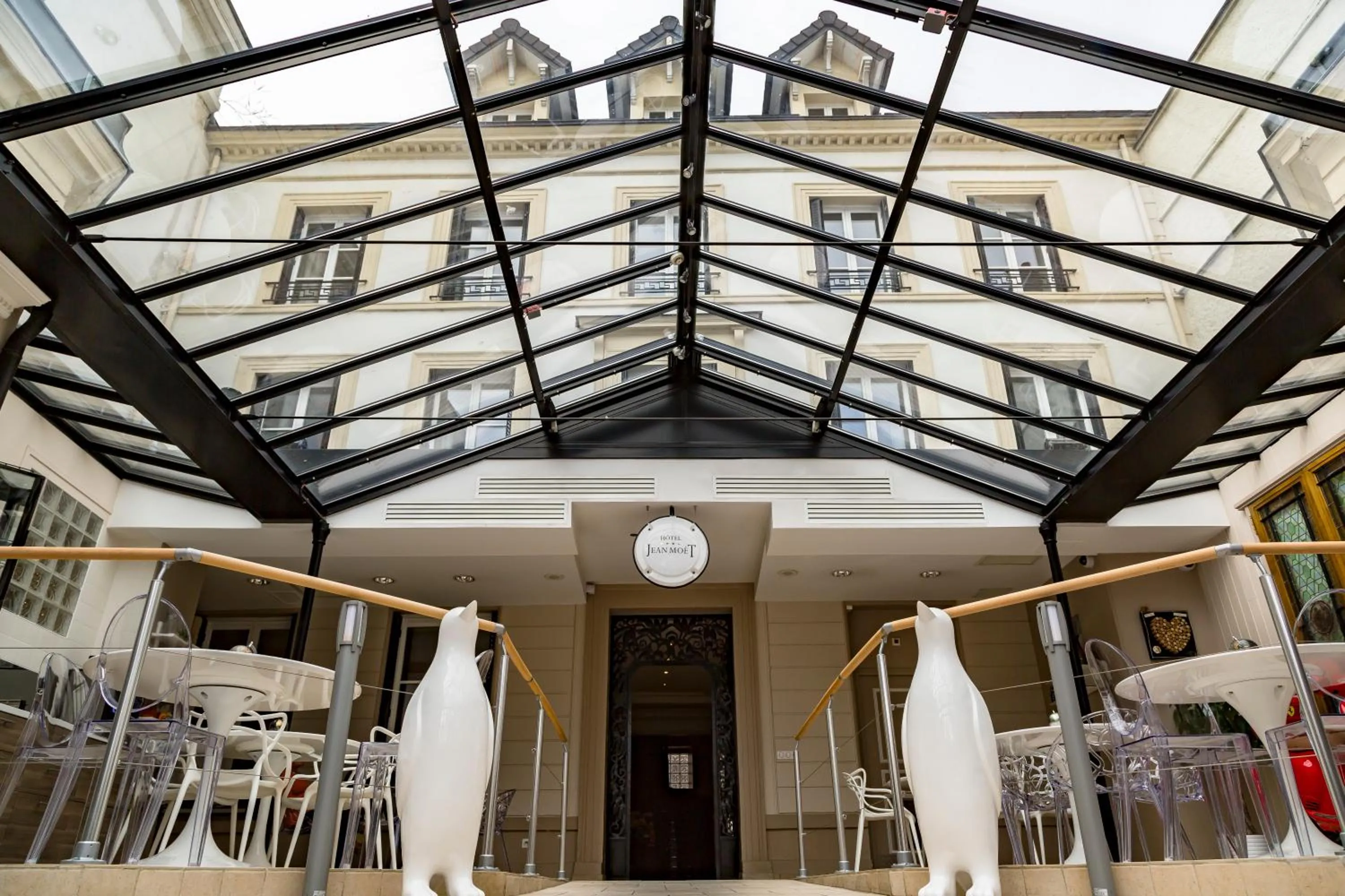 Facade/entrance in Hotel Jean Moët