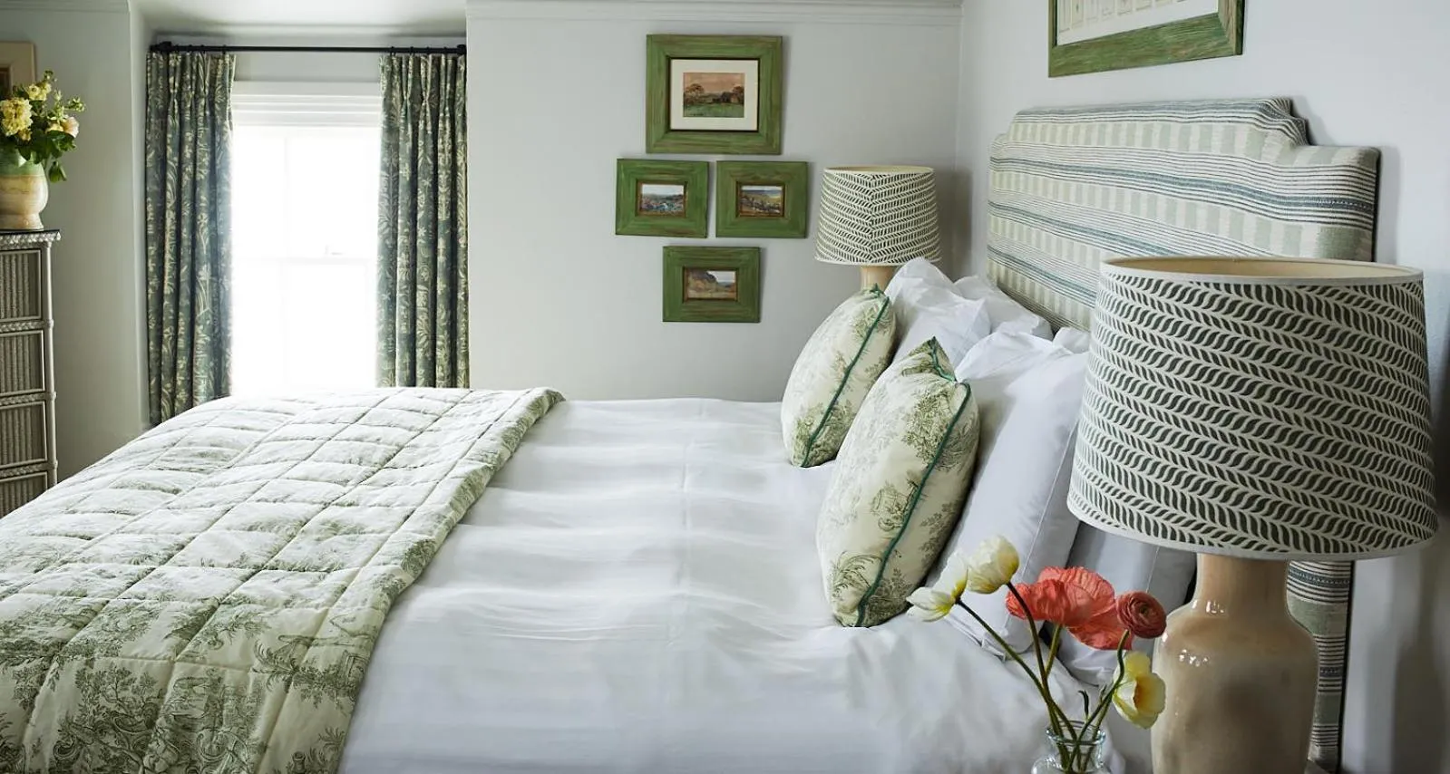 Bed in Red Lion Hotel
