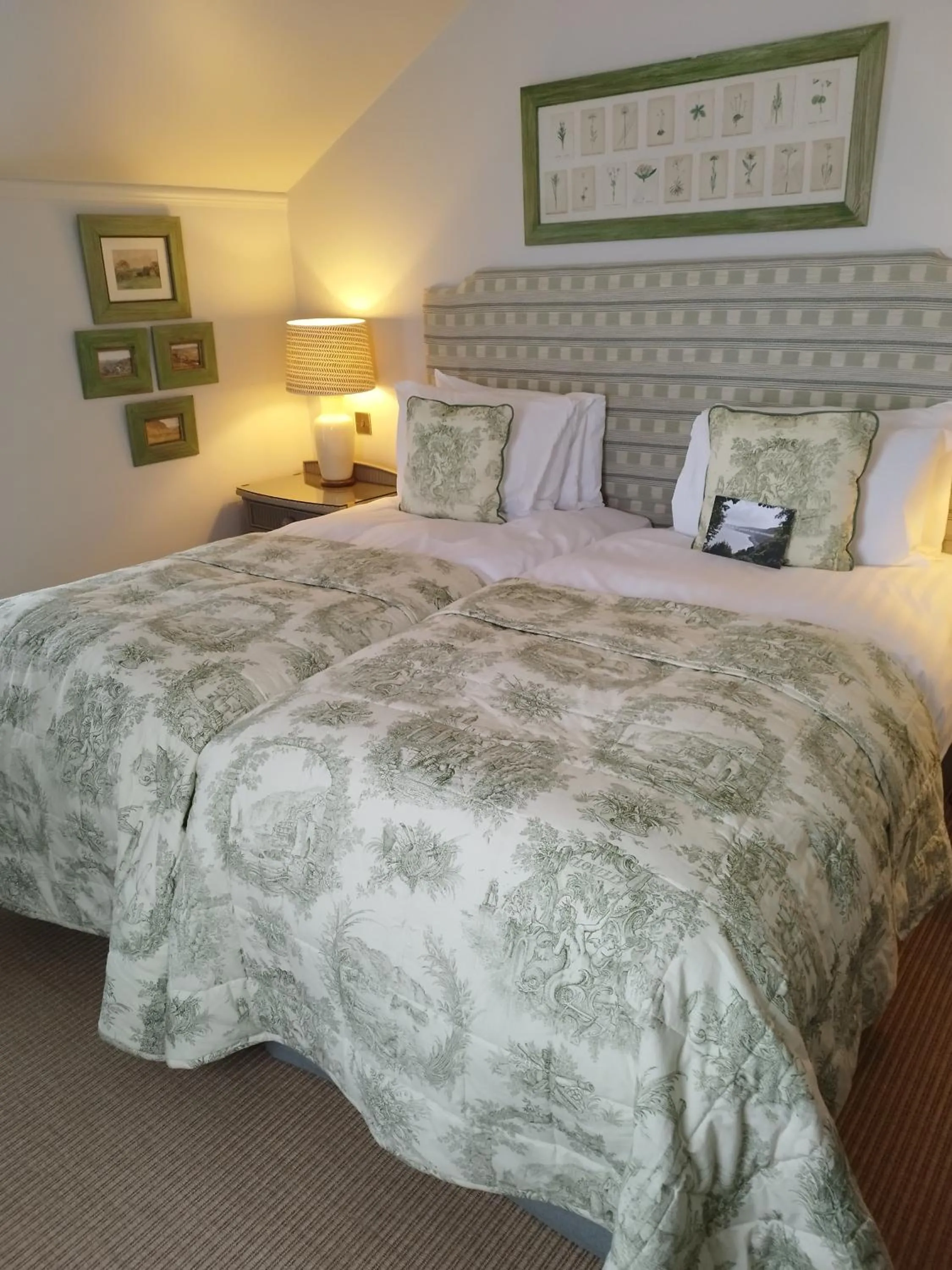 Bed in Red Lion Hotel