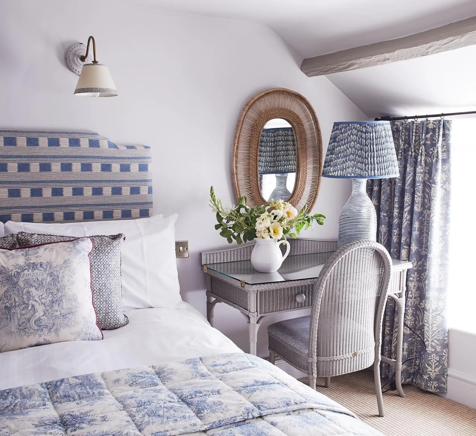Bed in Red Lion Hotel