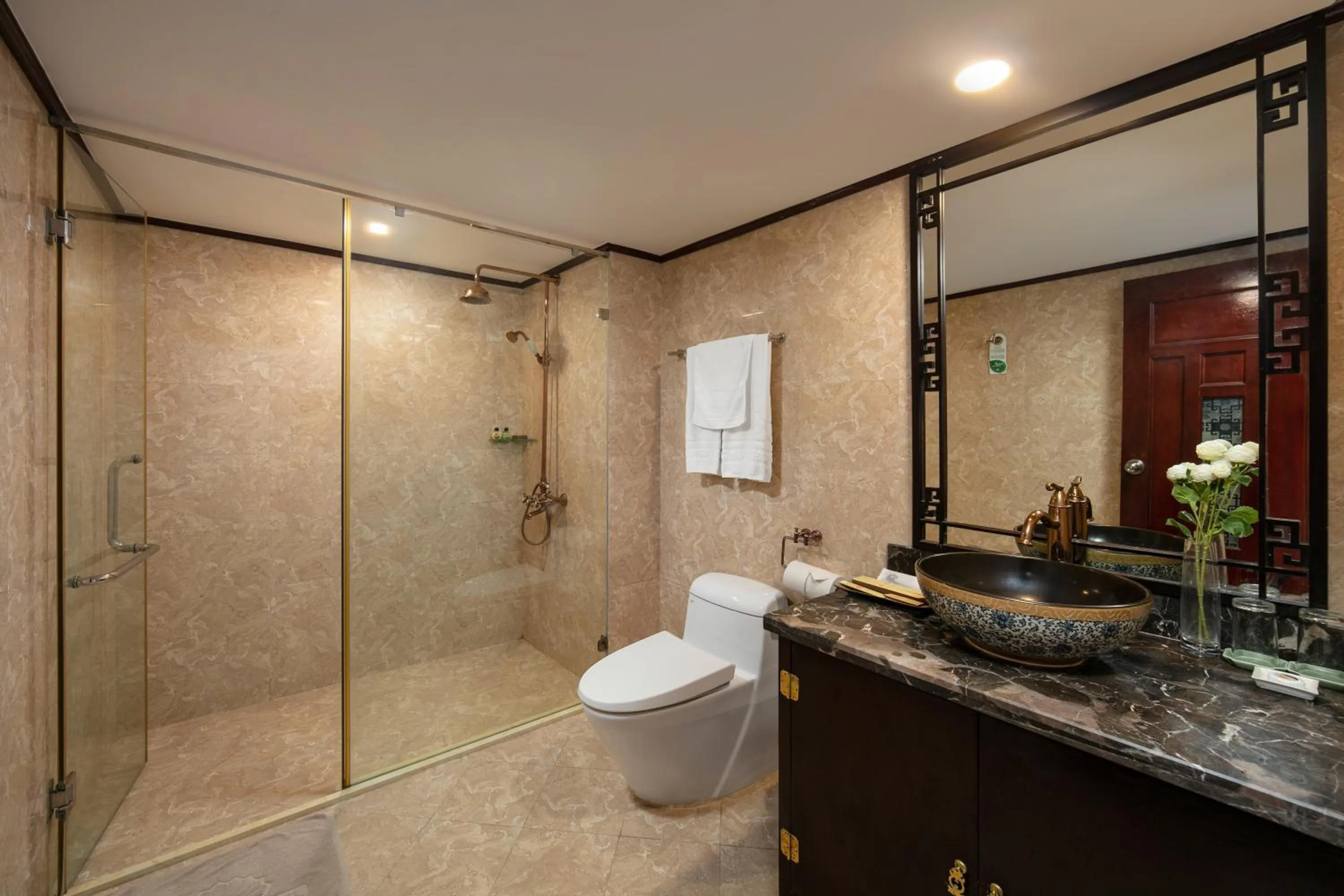Shower in Hong Ngoc Dynastie Boutique Hotel & Spa