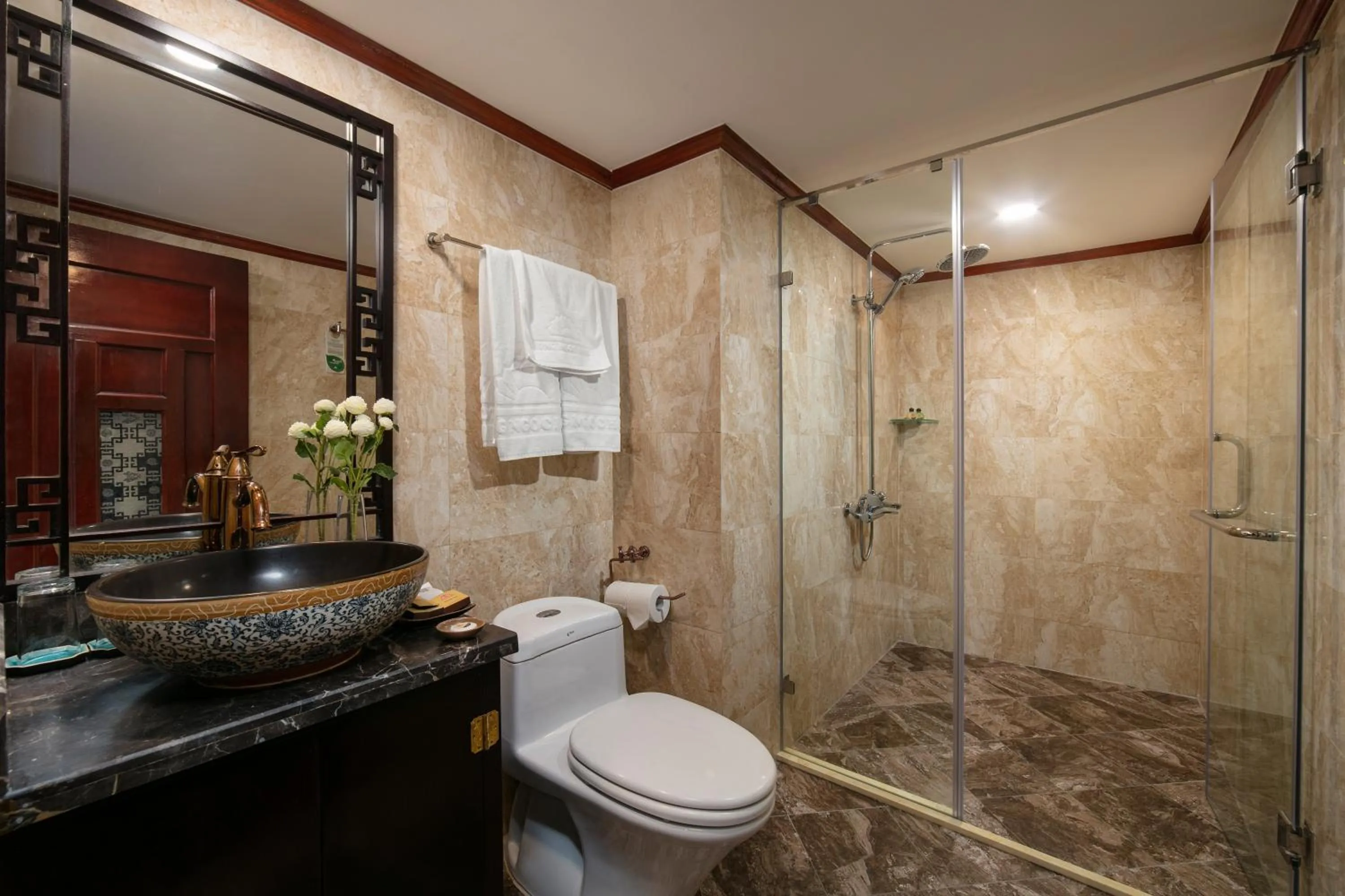 Shower in Hong Ngoc Dynastie Boutique Hotel & Spa