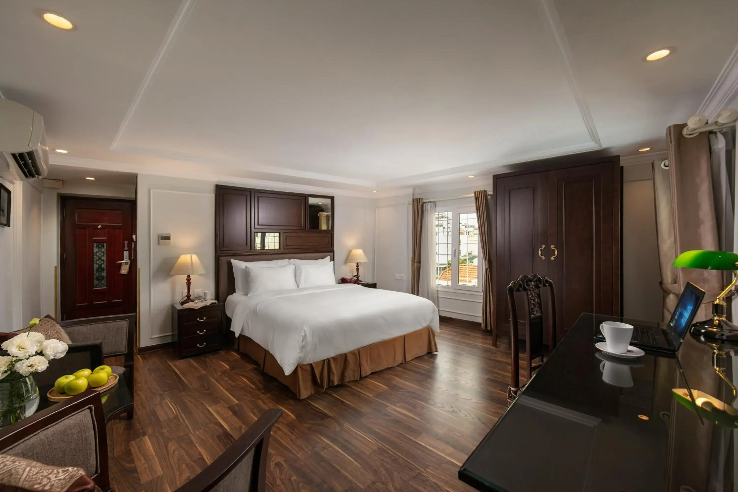 Photo of the whole room, Bed in Hong Ngoc Dynastie Boutique Hotel & Spa Photo of the whole room, Bed in Hong Ngoc Dynastie Boutique Hotel & Spa