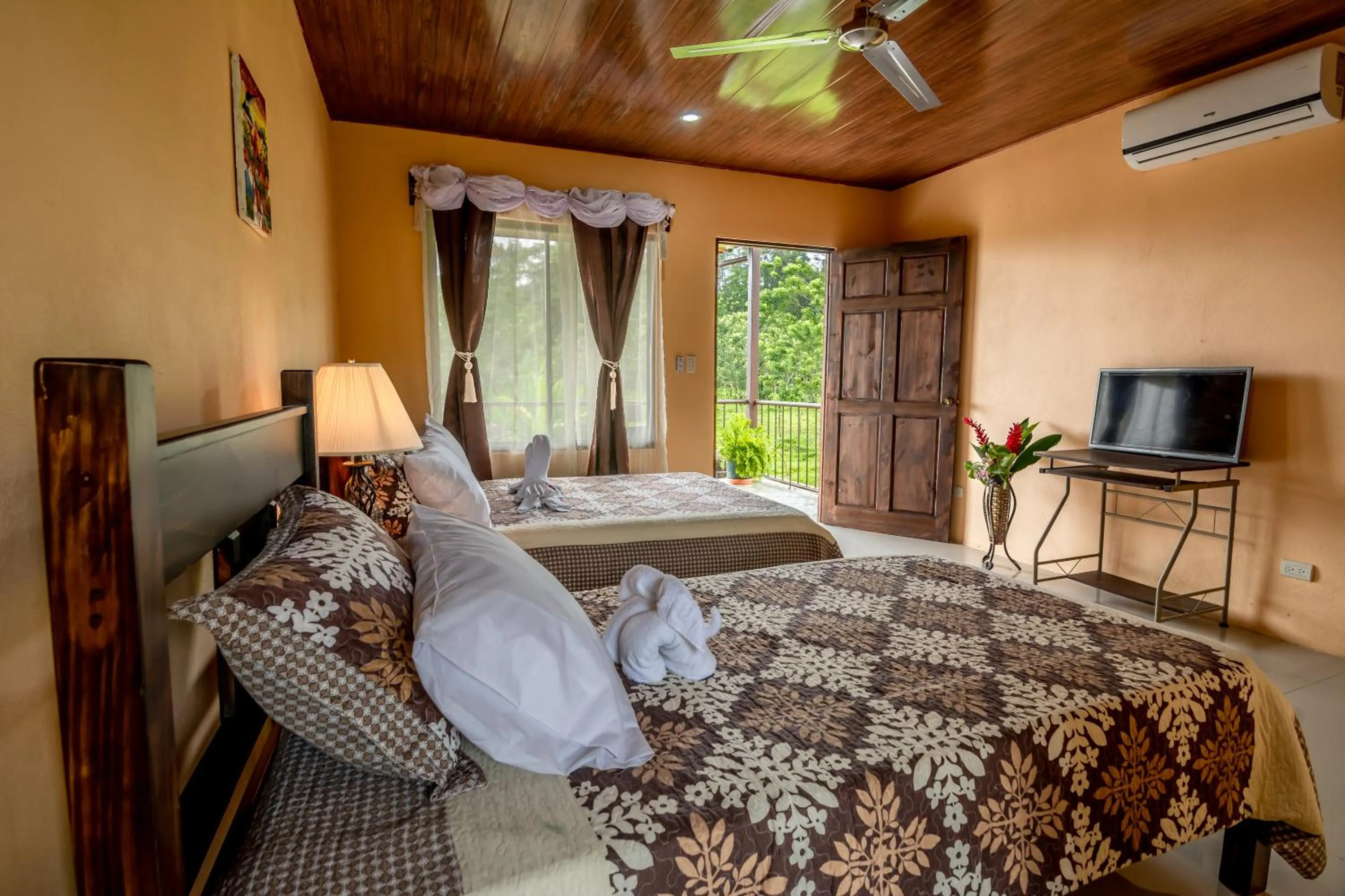 Photo of the whole room, Bed in Aunty Arenal Lodge
