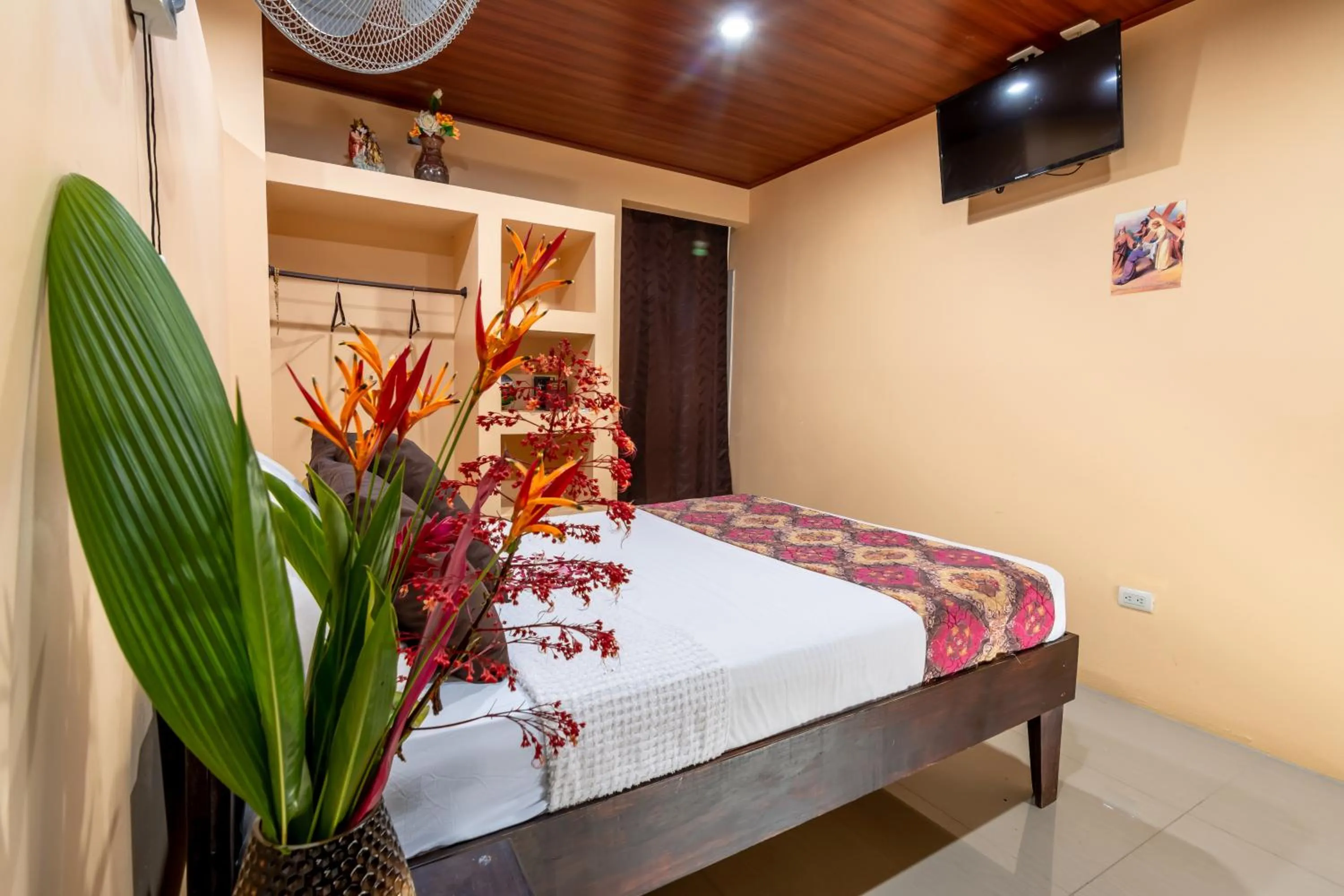 Photo of the whole room, Bed in Aunty Arenal Lodge