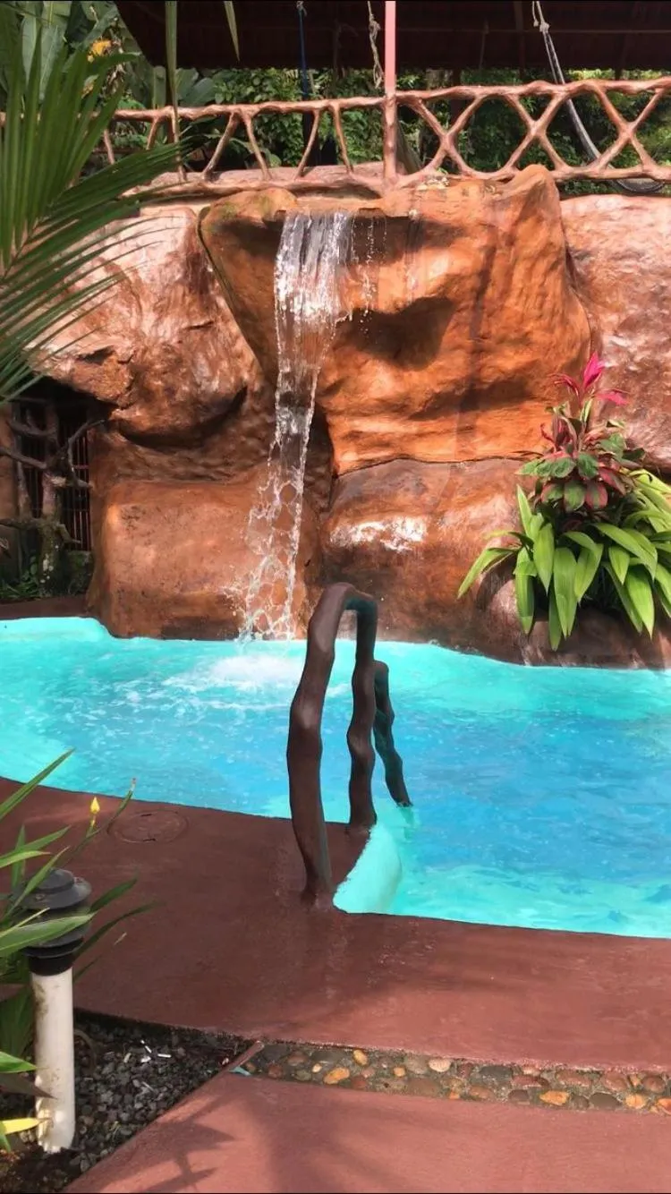 Swimming pool in Aunty Arenal Lodge