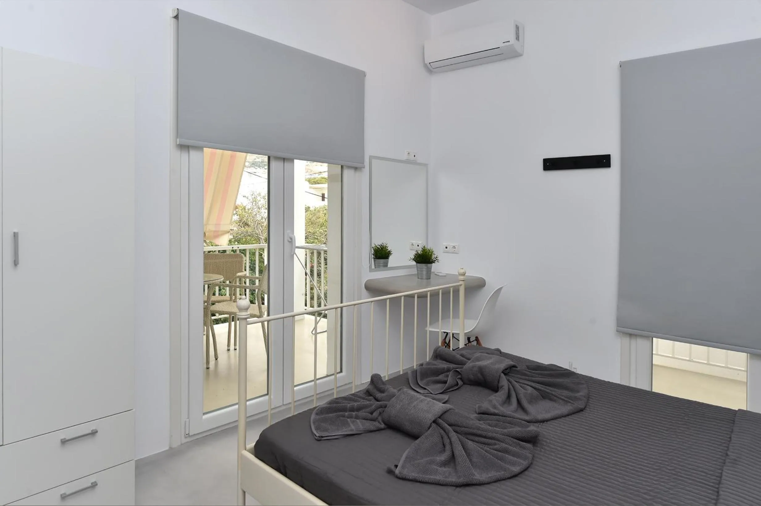 Bedroom, Bed in The Local House