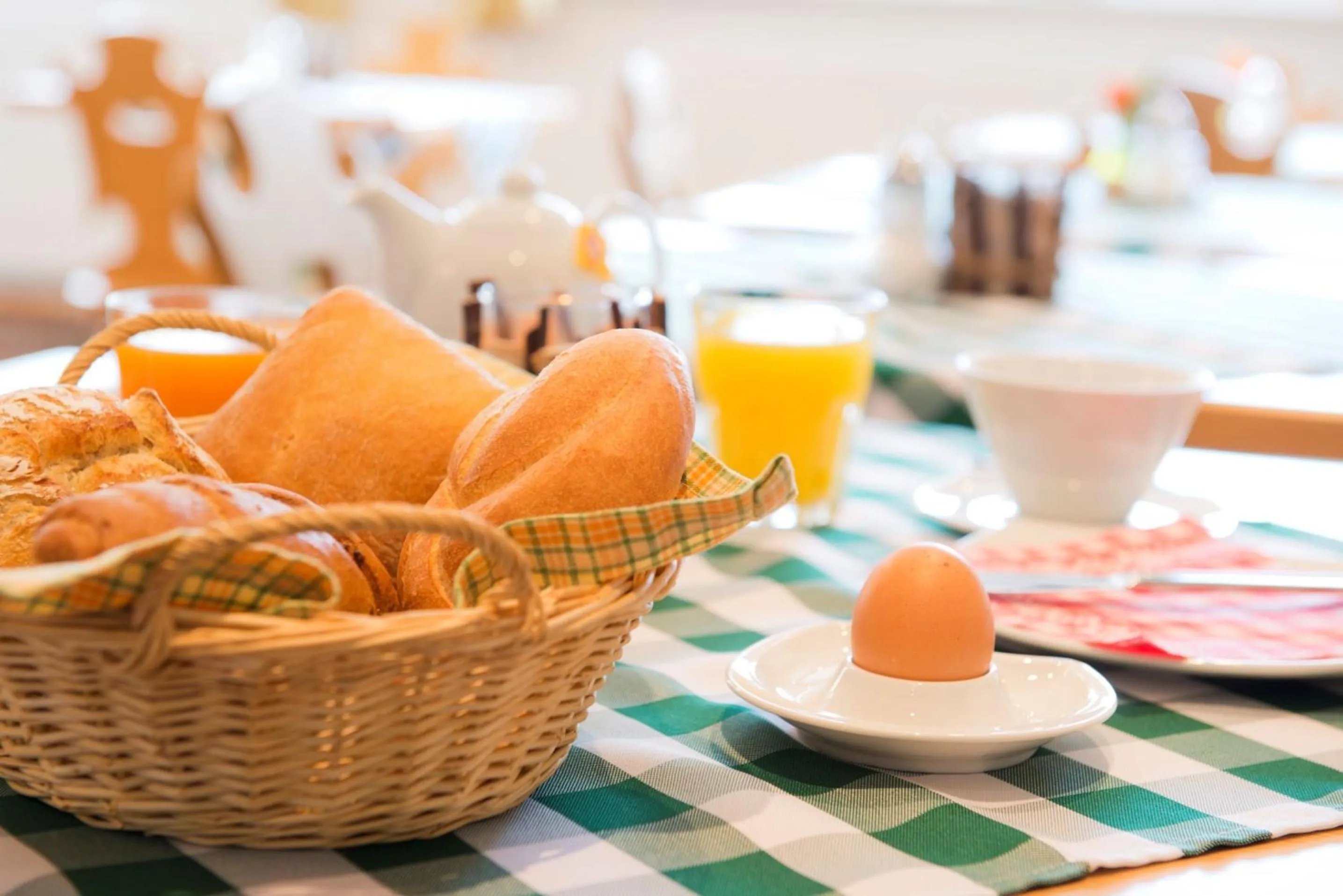 Breakfast in Alpenstern rooms & suites