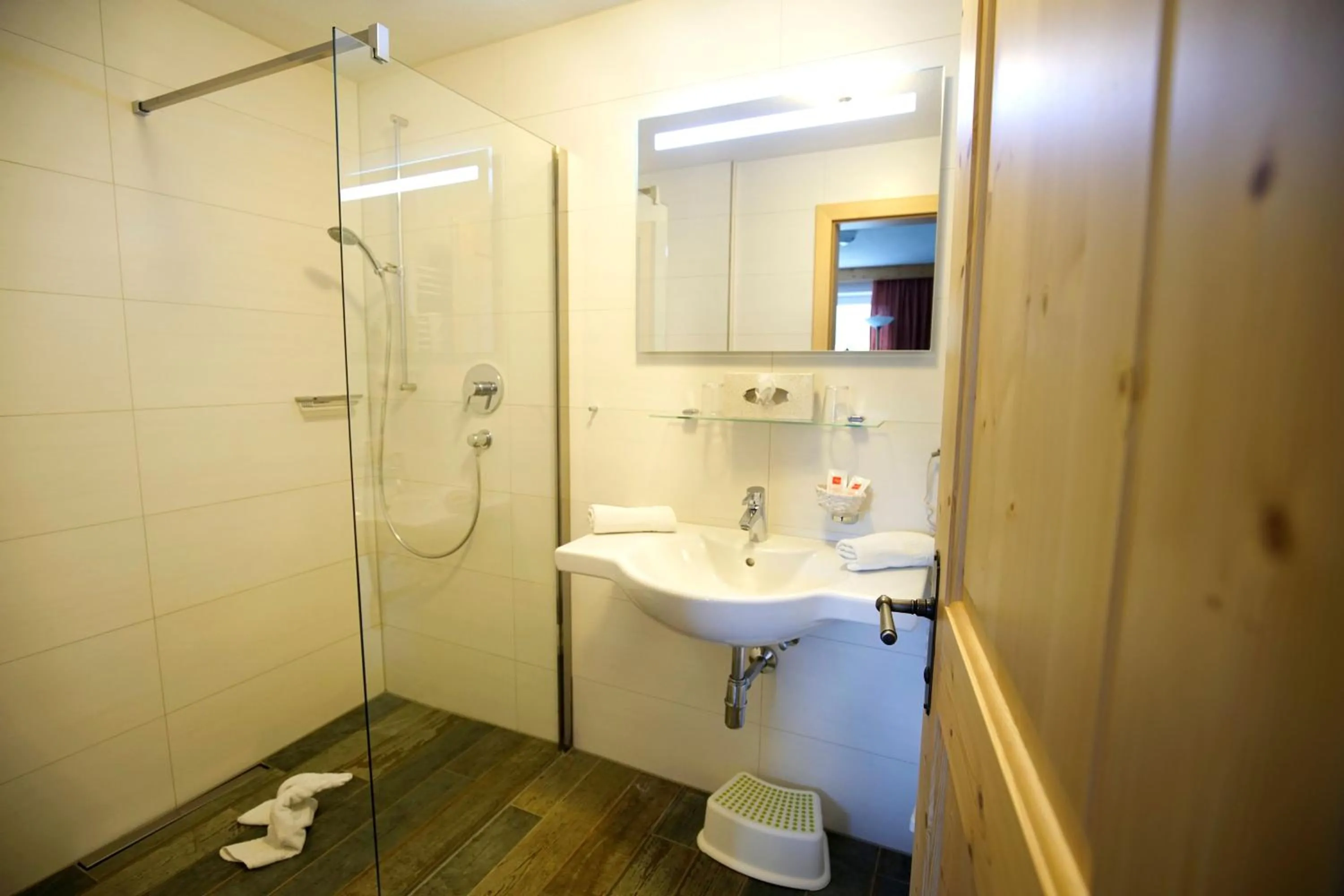 Shower in Alpenstern rooms & suites