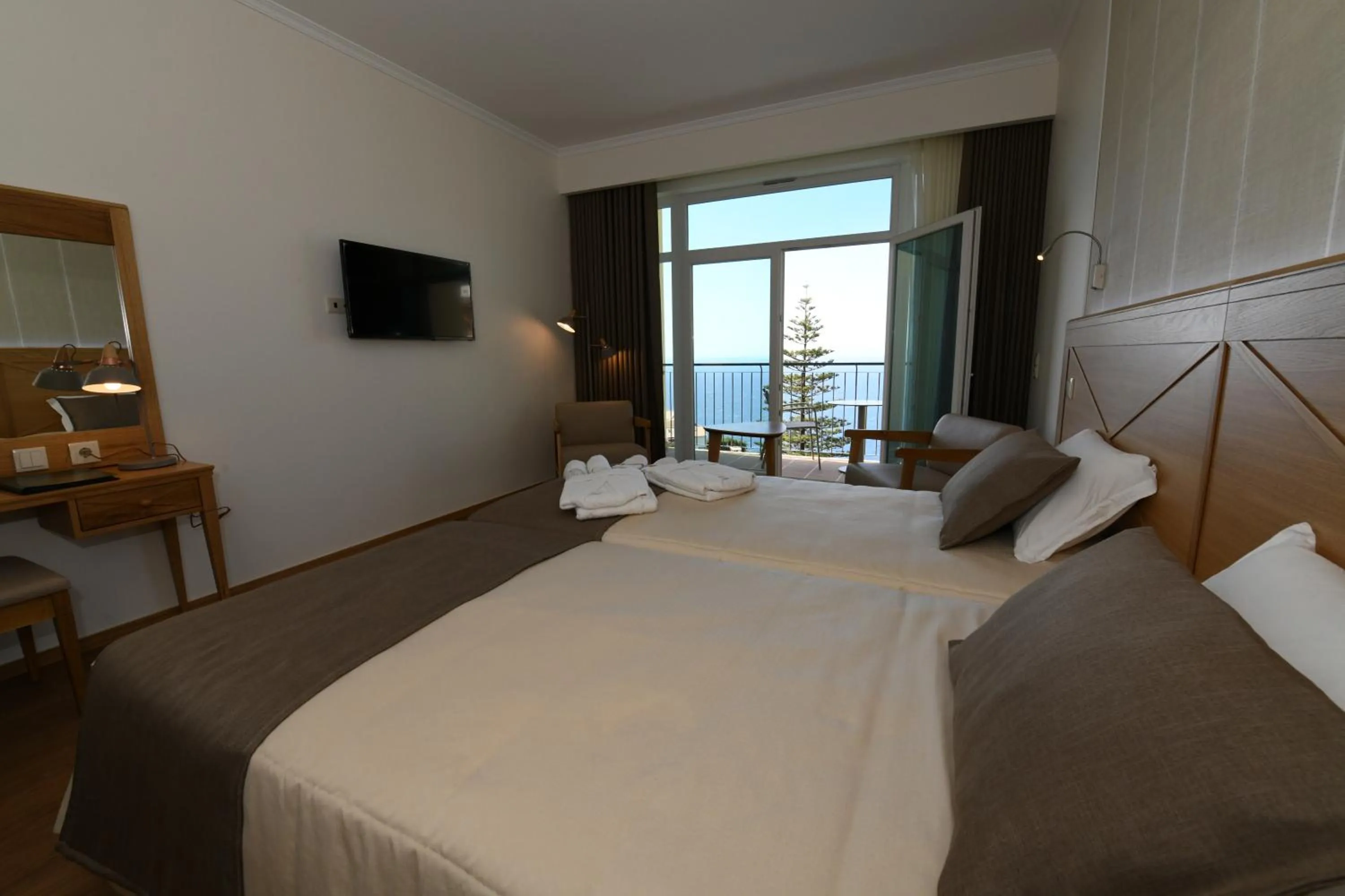 Balcony/Terrace, Bed in Hotel Do Campo