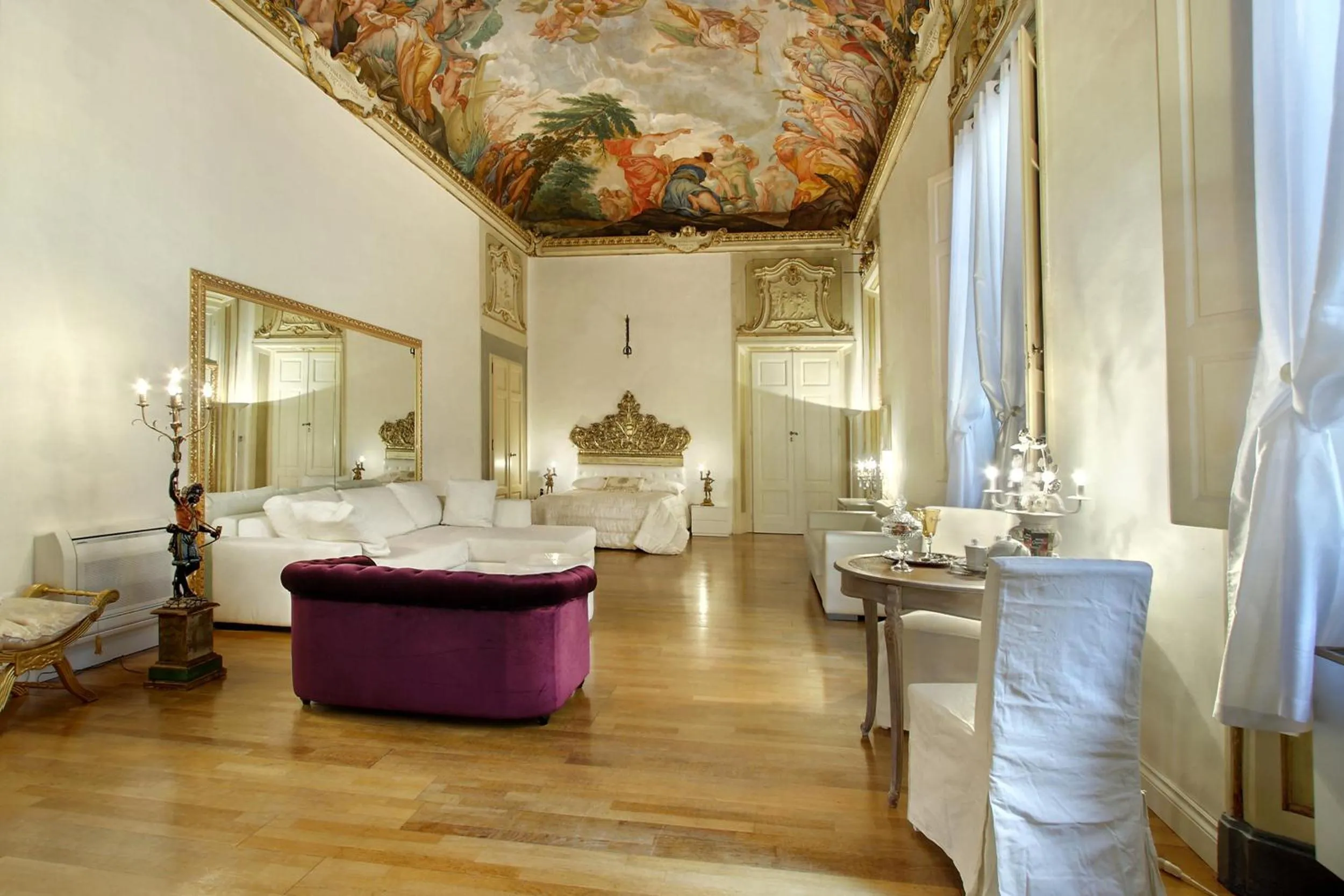 Seating area in Palazzo Tolomei - Residenza D'Epoca