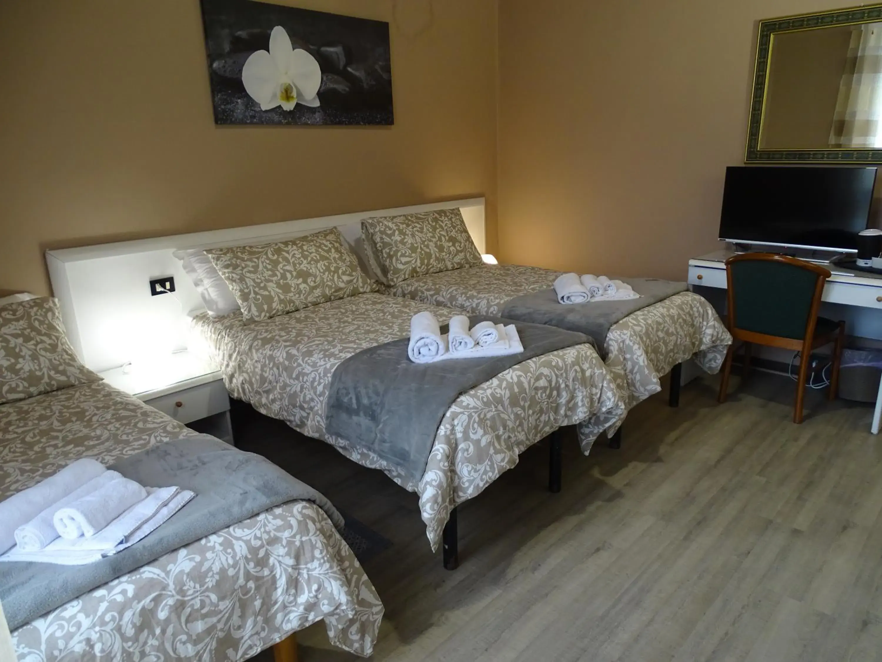 Double Room with Extra Bed in Affittacamere Arancio Double Room with Extra Bed in Affittacamere Arancio