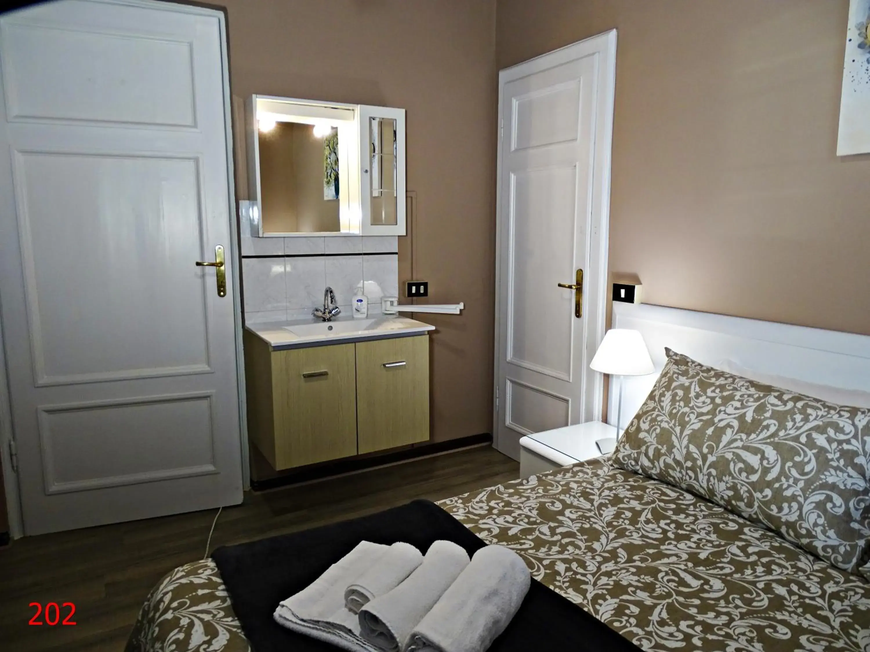 Double Room with Shared Bathroom in Affittacamere Arancio Double Room with Shared Bathroom in Affittacamere Arancio