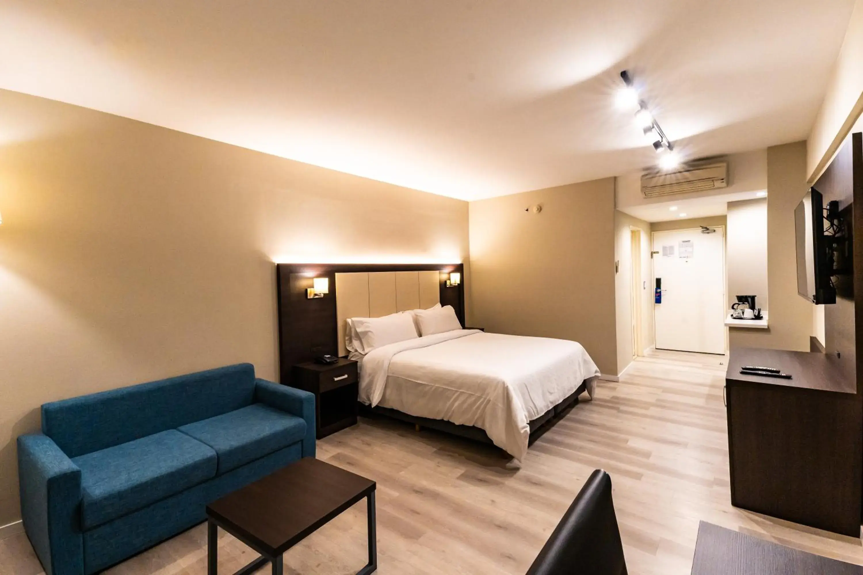 Bed in Holiday Inn Express Rosario by IHG Bed in Holiday Inn Express Rosario by IHG